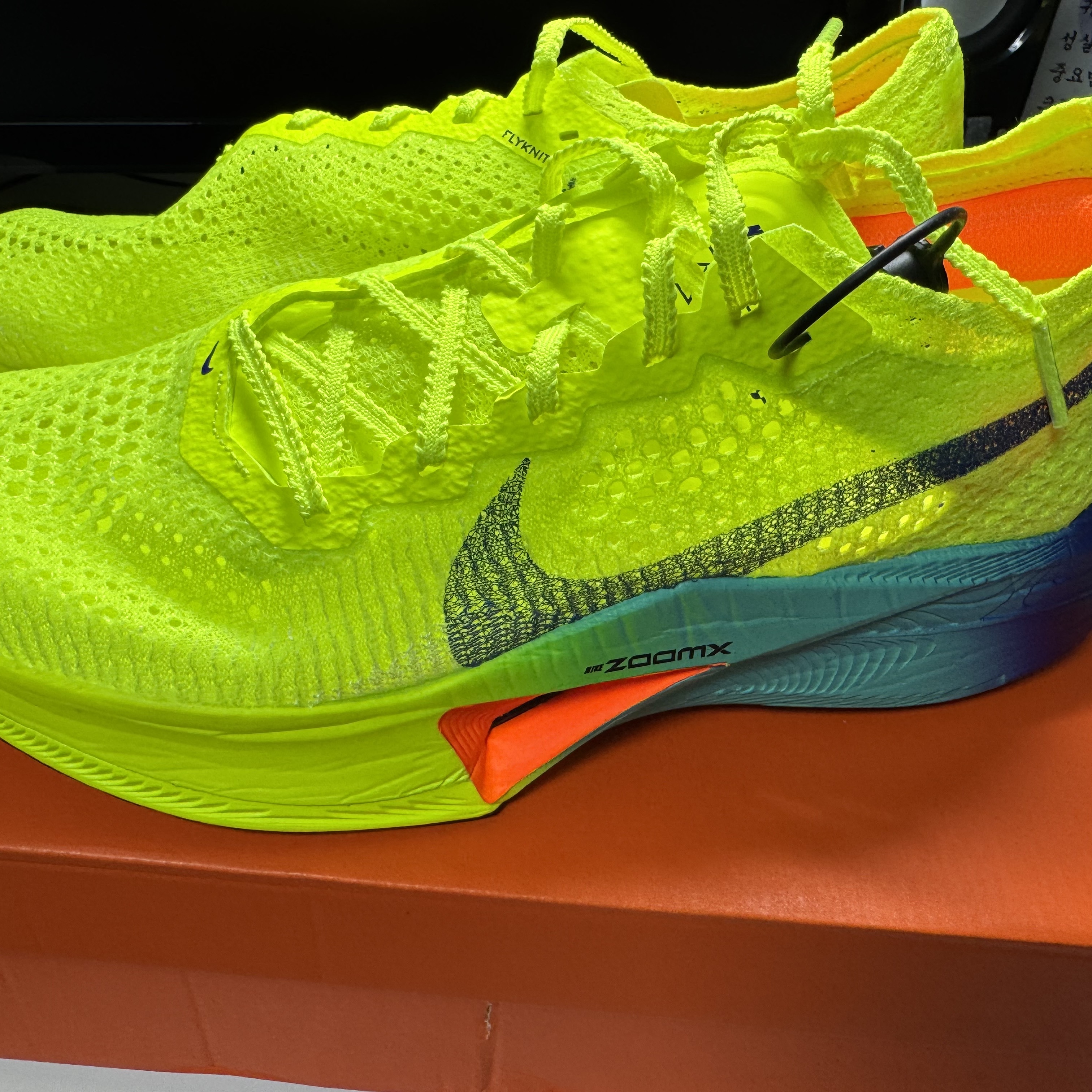 Nike ZoomX Vaporfly Next% 3 Volt Scream Green 착용 스타일 - 1