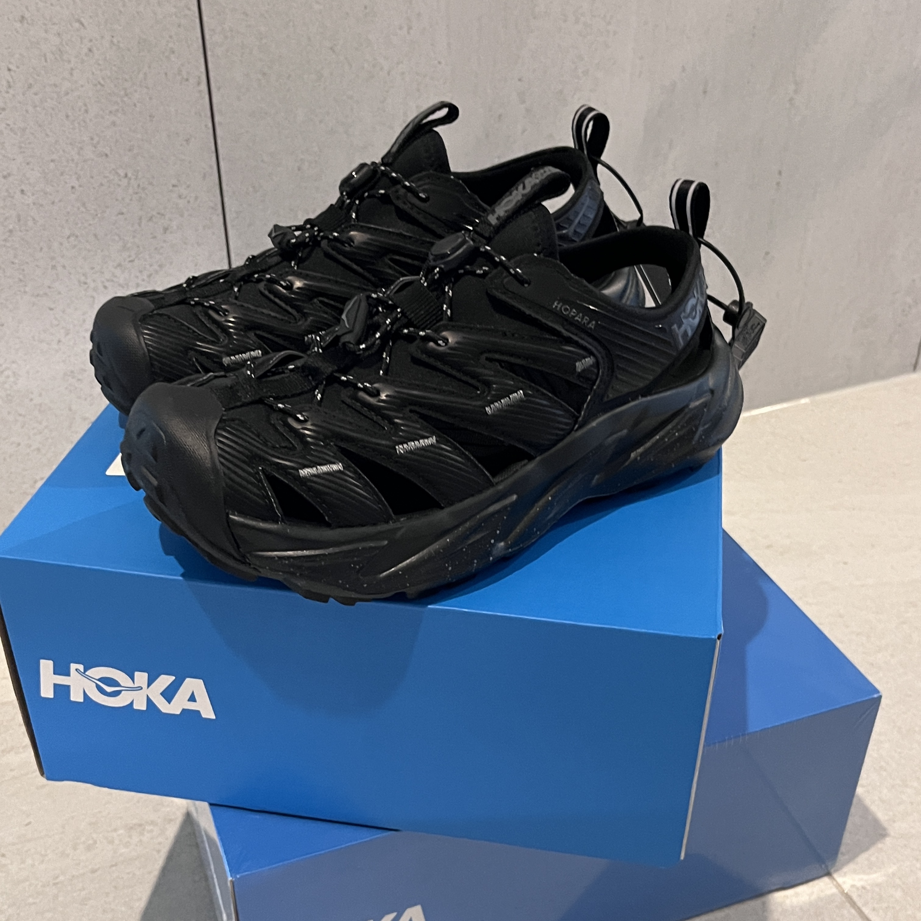 Hoka Hopara Black Castle Rock 착용 스타일 - 1