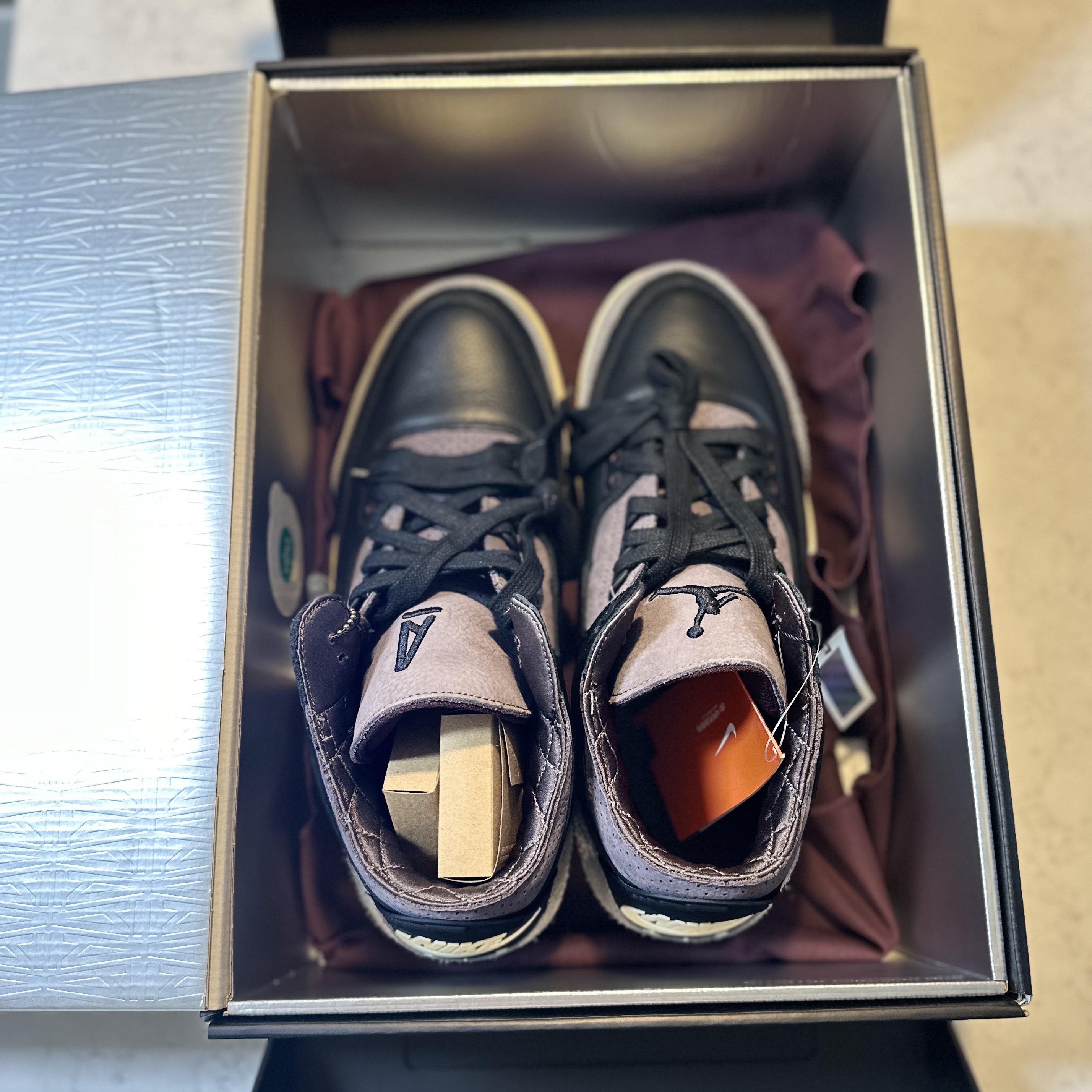 (W) Jordan 3 x A Ma Maniere Retro OG SP Black and Flat Pewter 착용 스타일 - 1