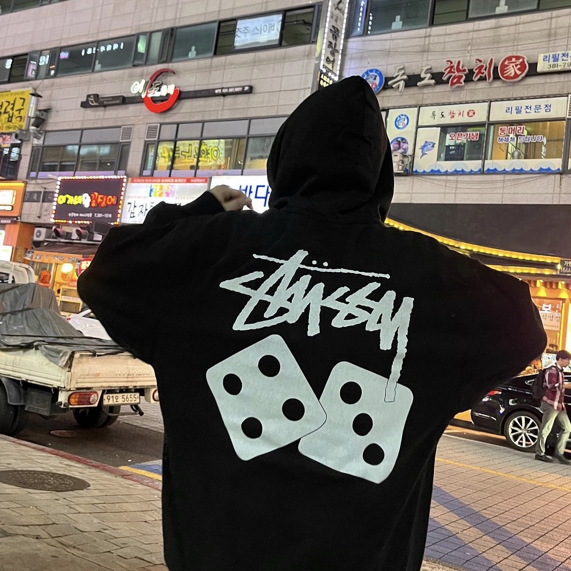 Stussy Dice Pigment Dyed Hoodie Black 착용 스타일