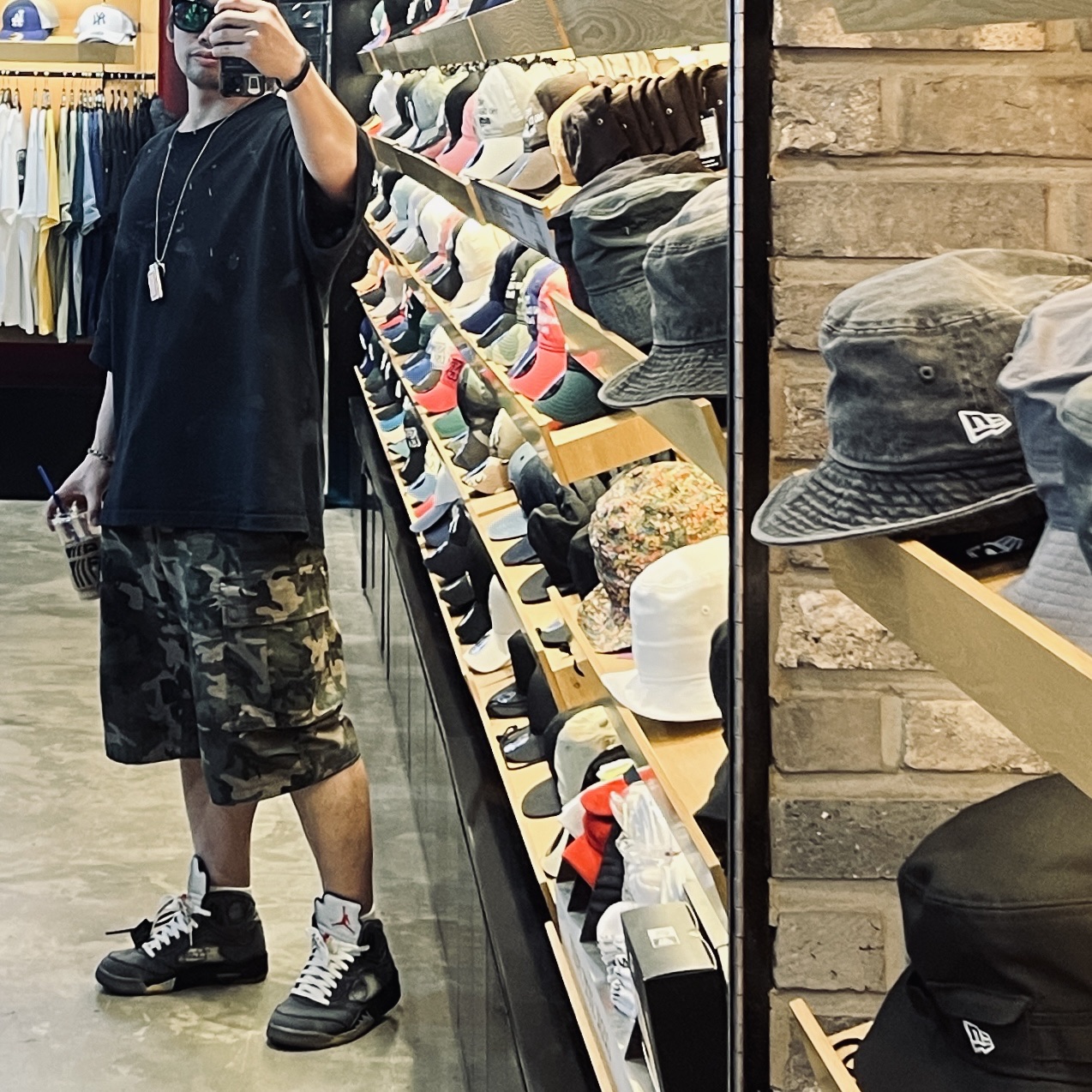 Jordan 5 x Off-White Retro SP Black Muslin, Supreme Metal Lighter Holster - 19SS 착용 스타일 - 2