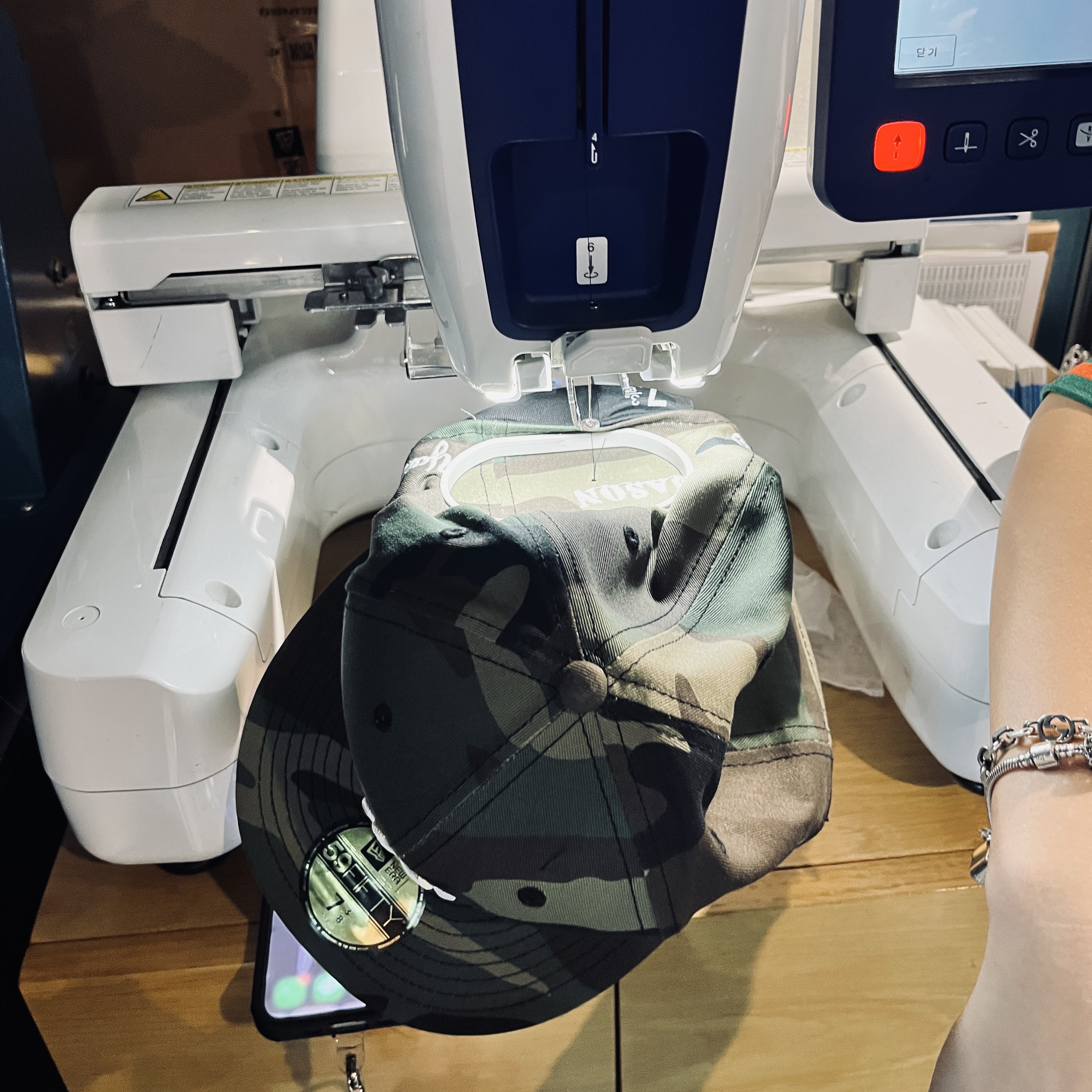 Jordan 5 x Off-White Retro SP Black Muslin, Supreme Metal Lighter Holster - 19SS 착용 스타일 - 3