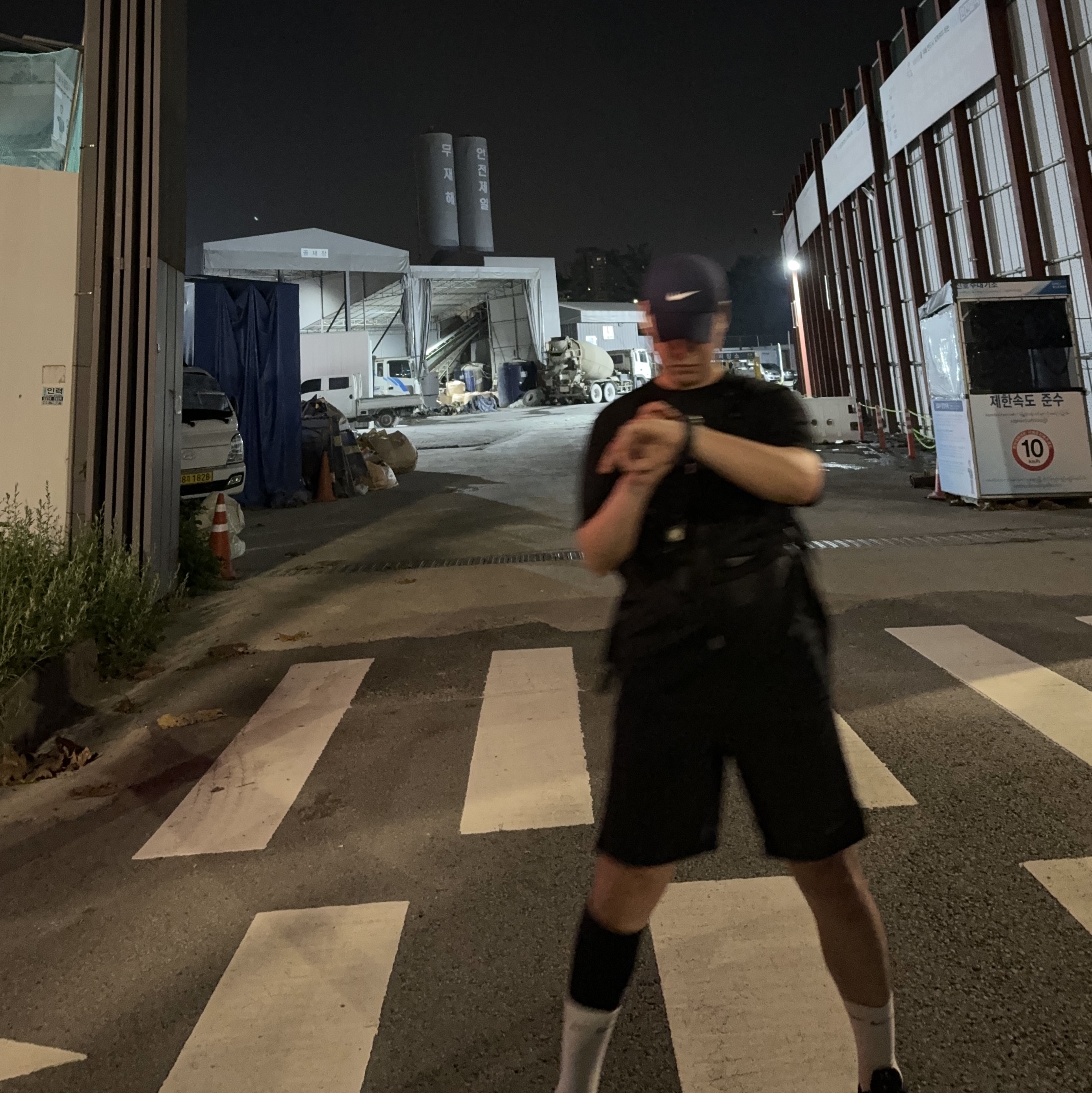 Nike x Matthew M Williams Zoom 006 TRD Run Black, Nike x Matthew M Williams Utility Gilet Vest 착용 스타일 - 3