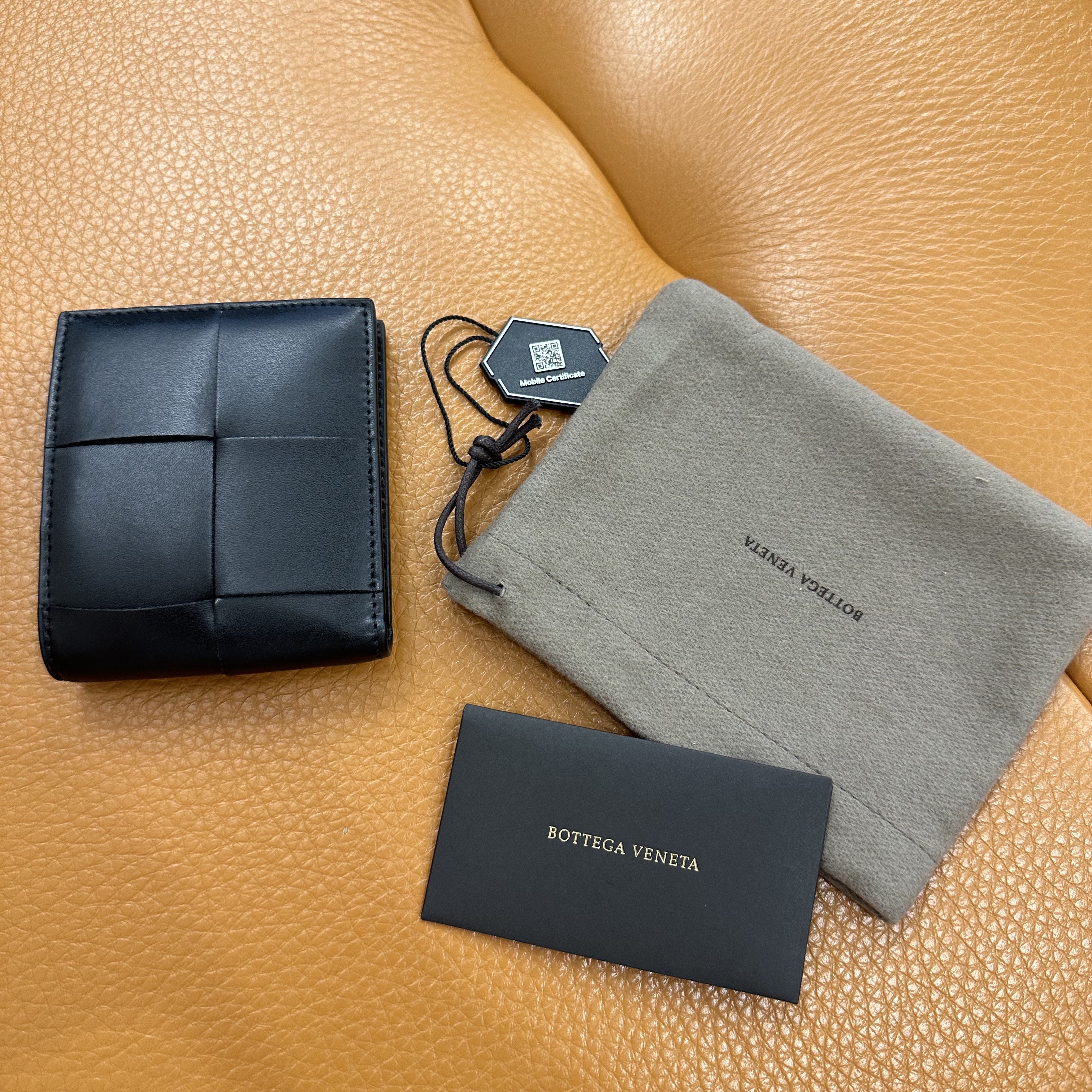 Bottega Veneta Bi-Fold Wallet Black 착용 스타일