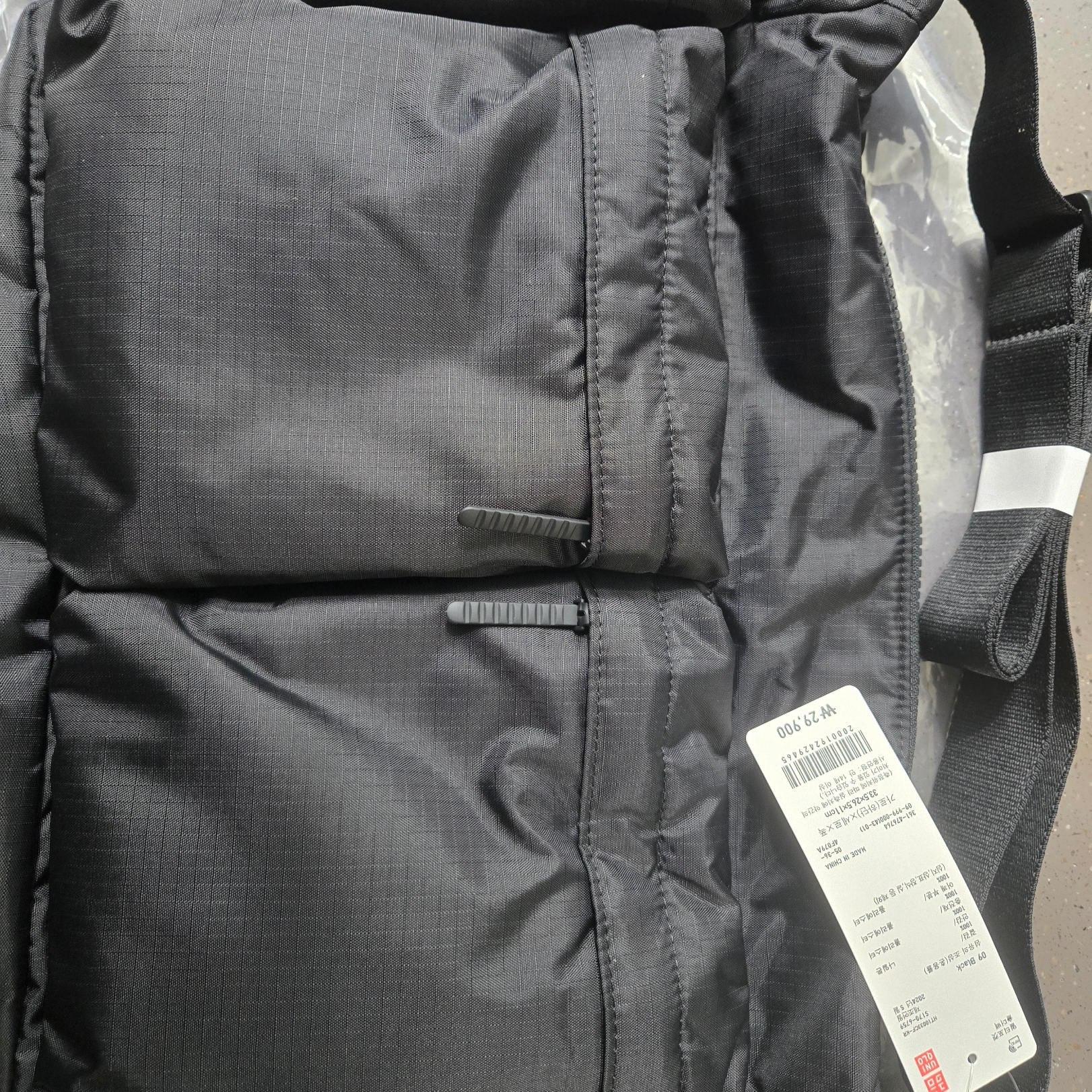 Uniqlo Multi Pocket Shoulder Bag Black 착용 스타일