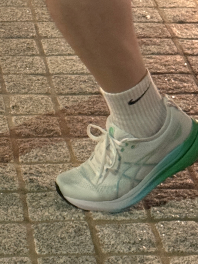 Asics Gel-Kayano 31 White Bright Cyan 착용 스타일