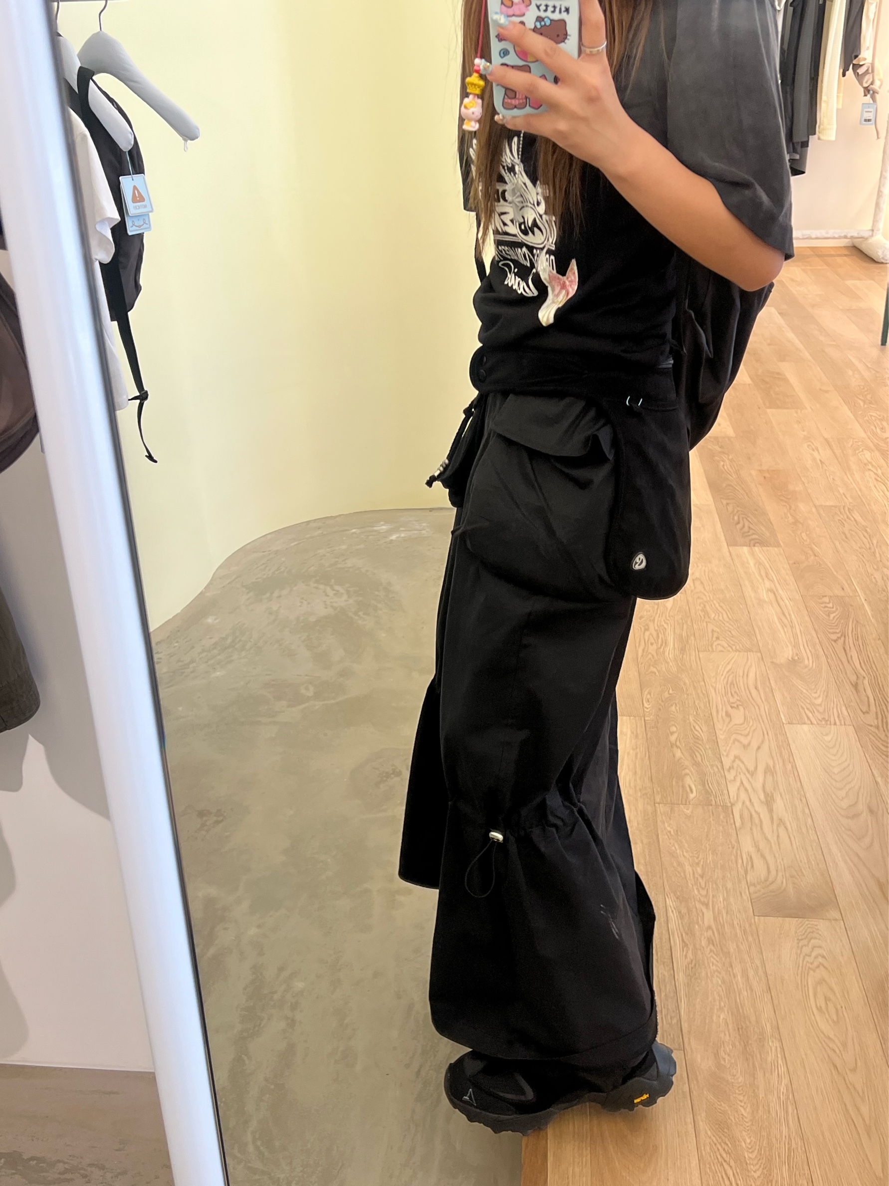 Coyseio Suede Belt Bag Black, Roa Hiking Sandal Black 착용 스타일