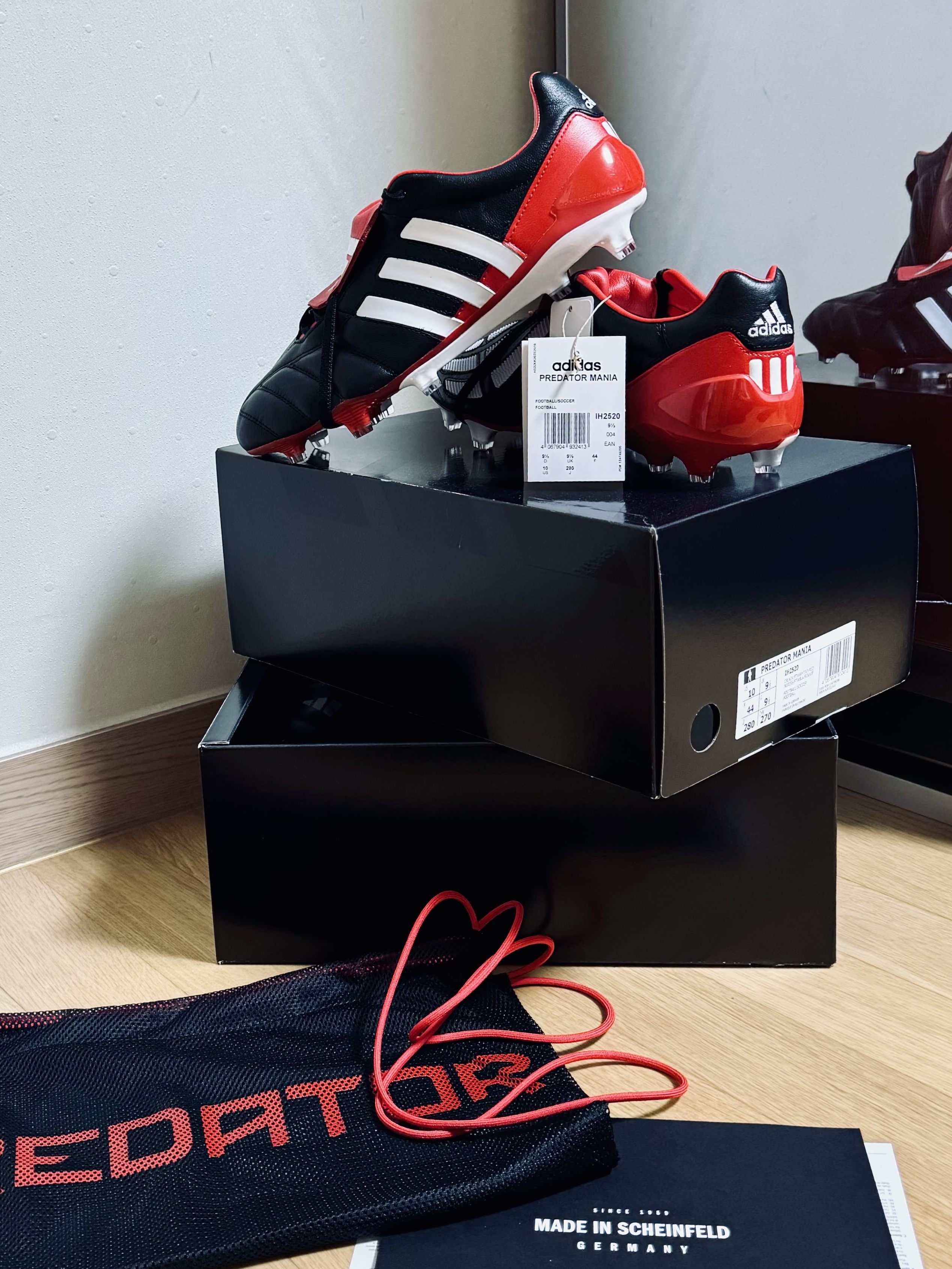Adidas Predator Mania Black Vivid Red 착용 스타일
