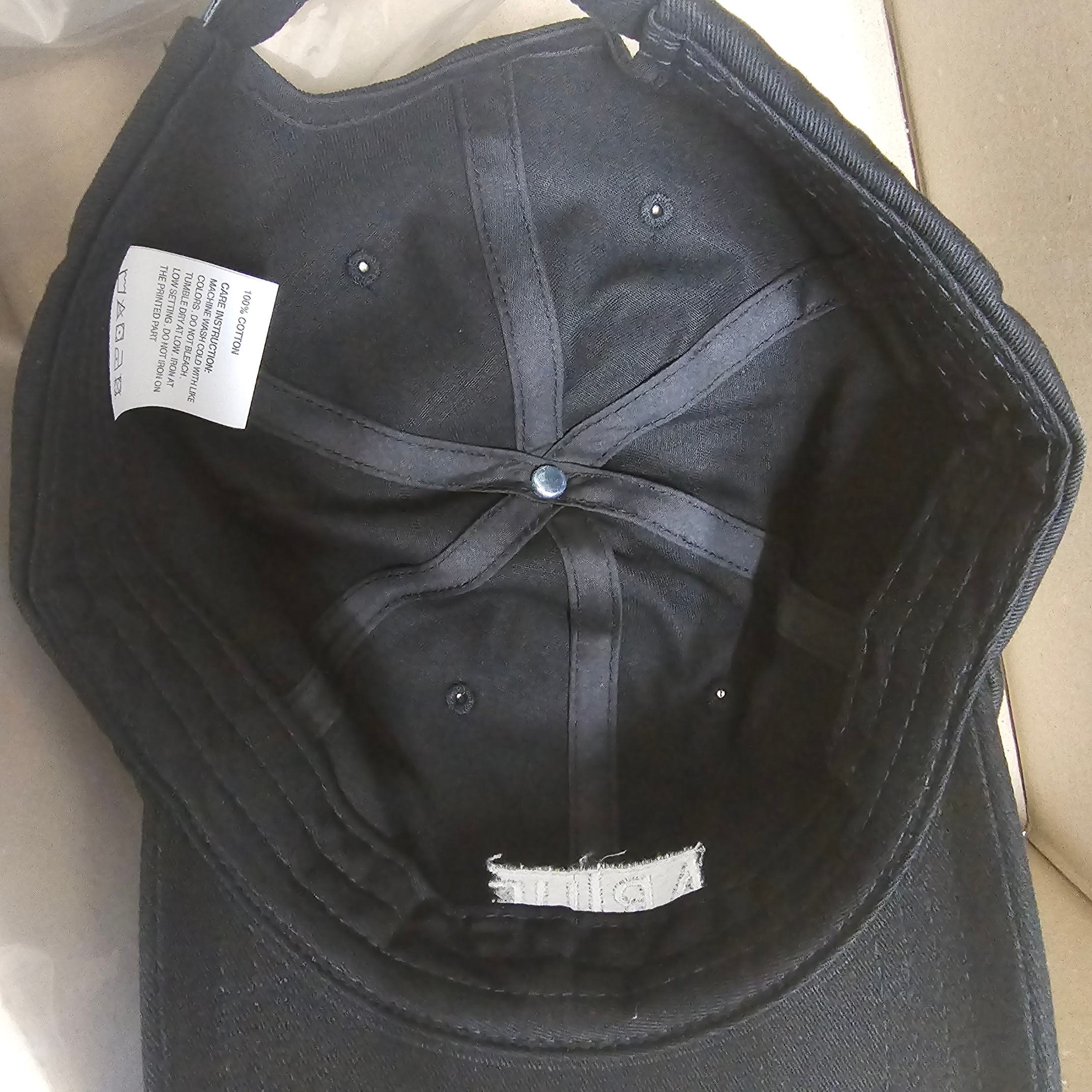Artue Logo Ball Cap Black 착용 스타일 - 3