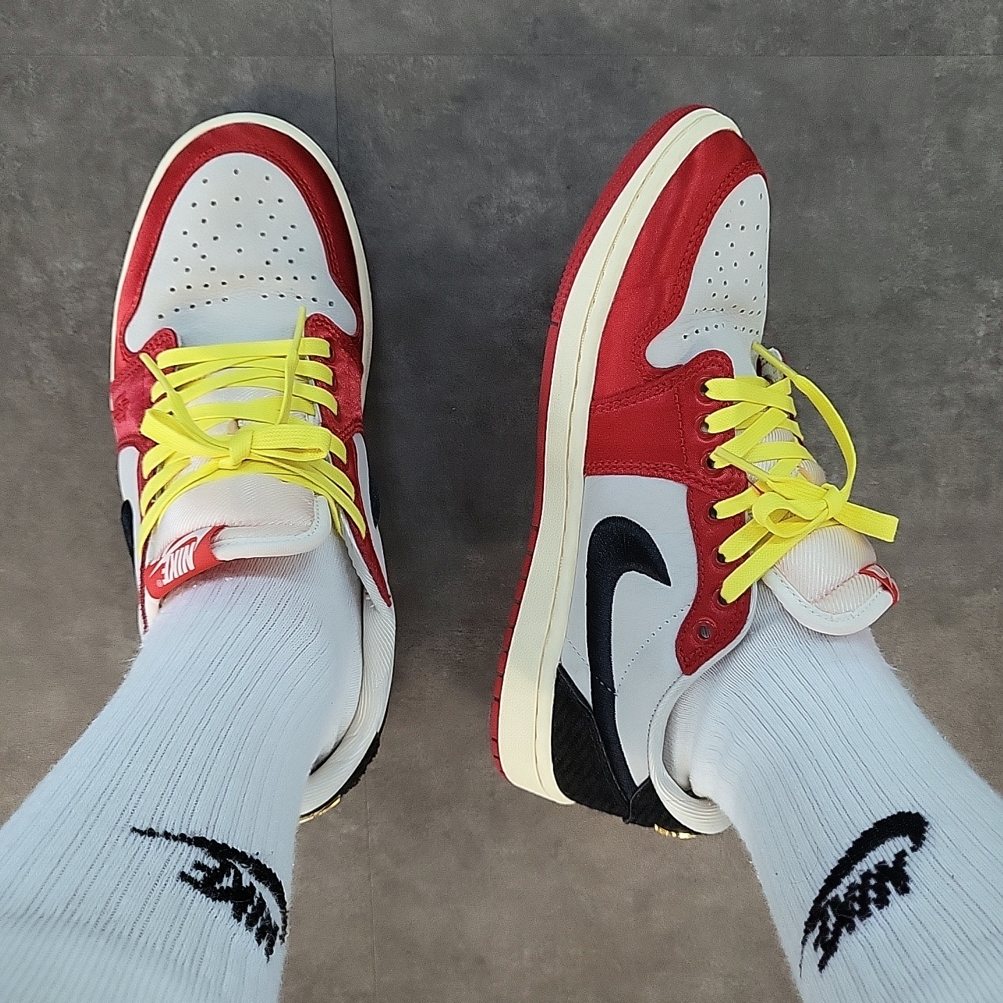 Jordan 1 x Trophy Room Retro Low OG SP Sail Varsity Red 착용 스타일 - 2