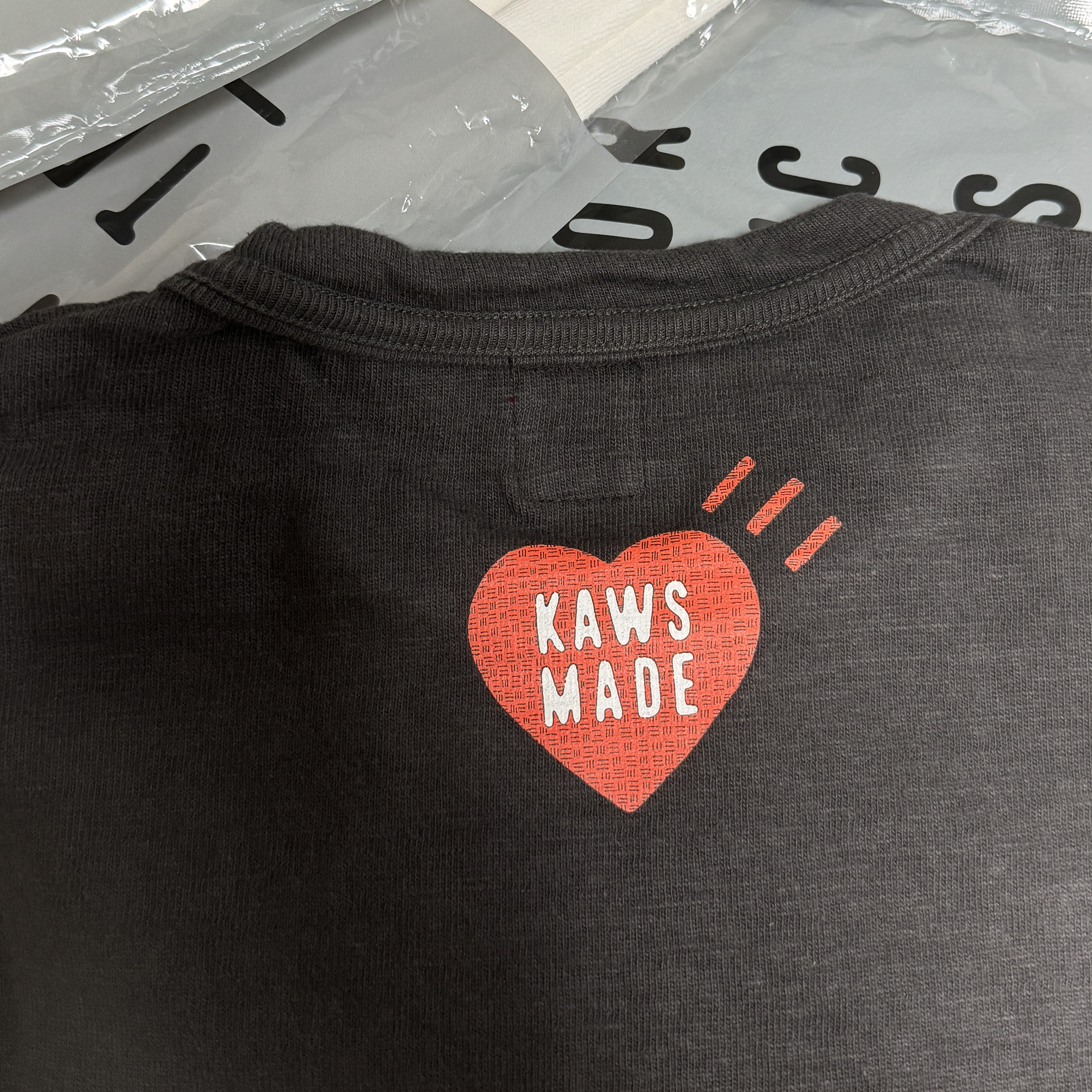 Human Made x Kaws Graphic T-Shirt White - Seoul Store Exclusive, Human Made x Kaws Graphic T-Shirt Black - Seoul Store Exclusive 착용 스타일 - 2