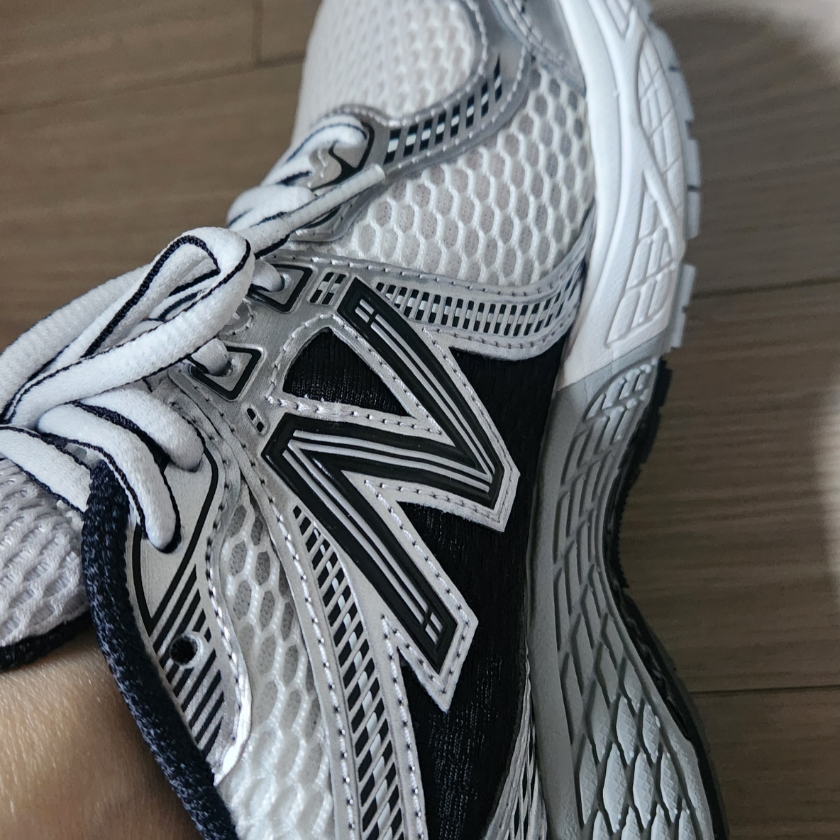 New Balance 860v2 White Black 착용 스타일 - 2