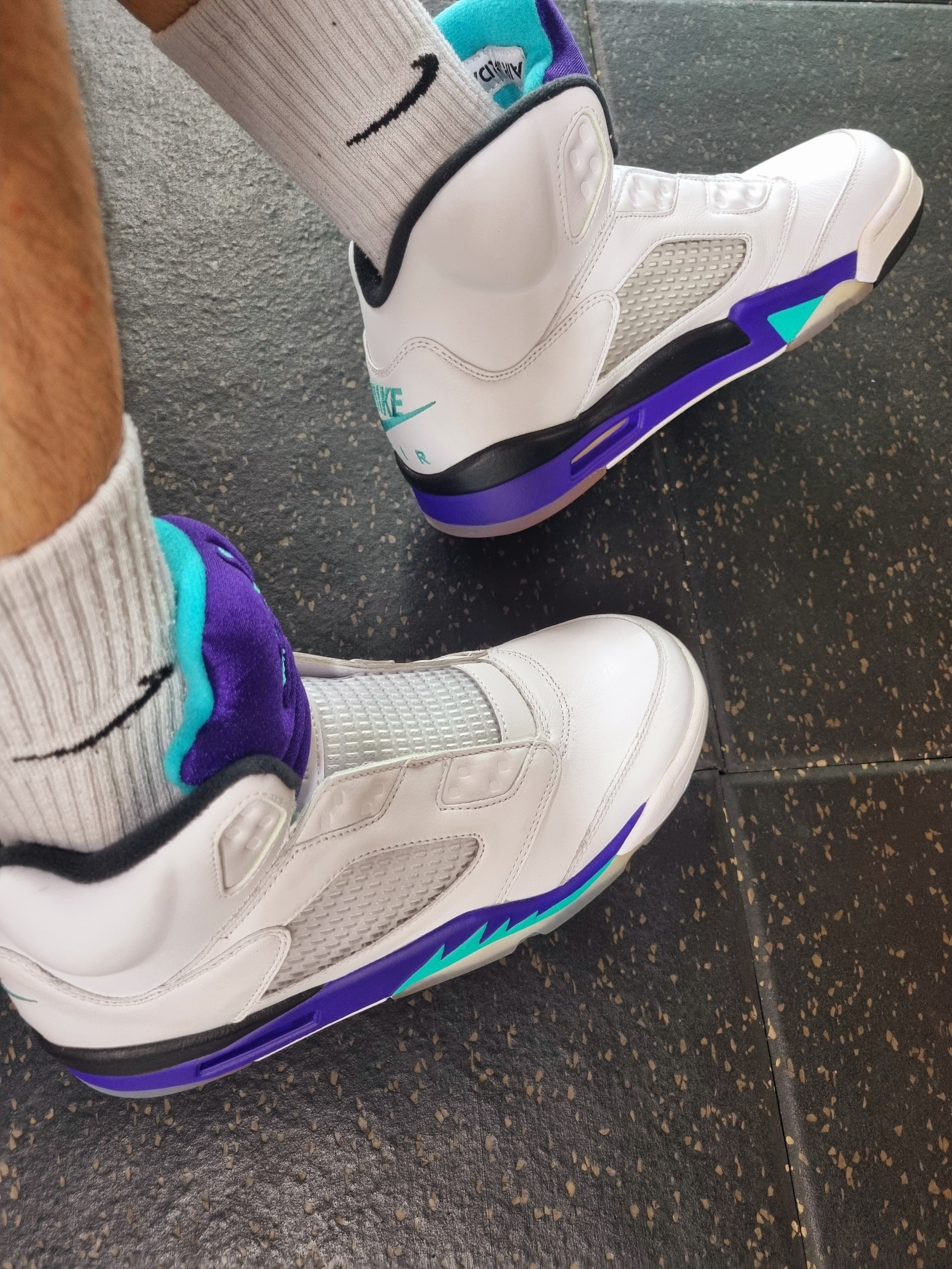 Jordan 5 Retro Grape Fresh Prince 착용 스타일 - 3