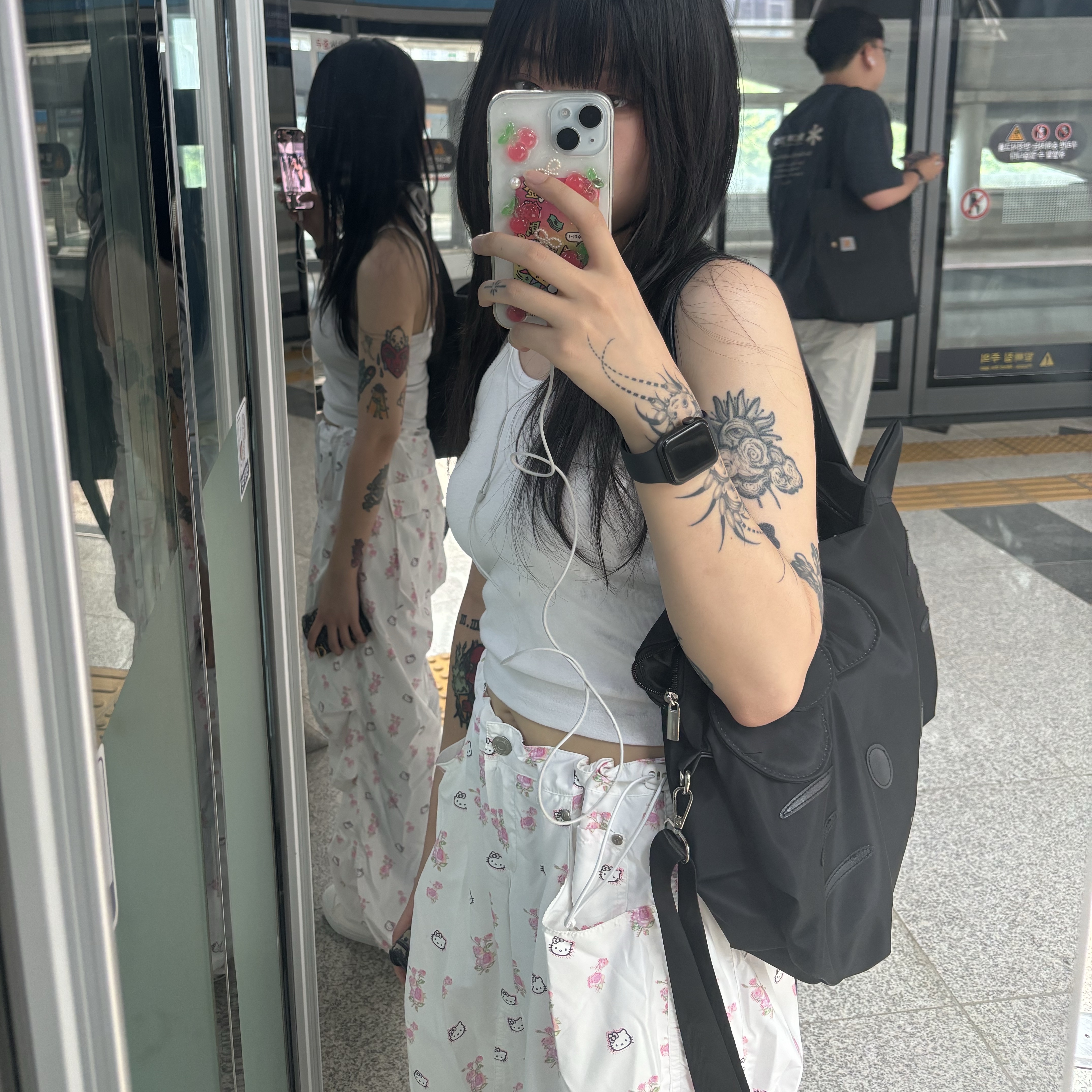 Open Yy x Hello Kitty Parachute Pants White 착용 스타일