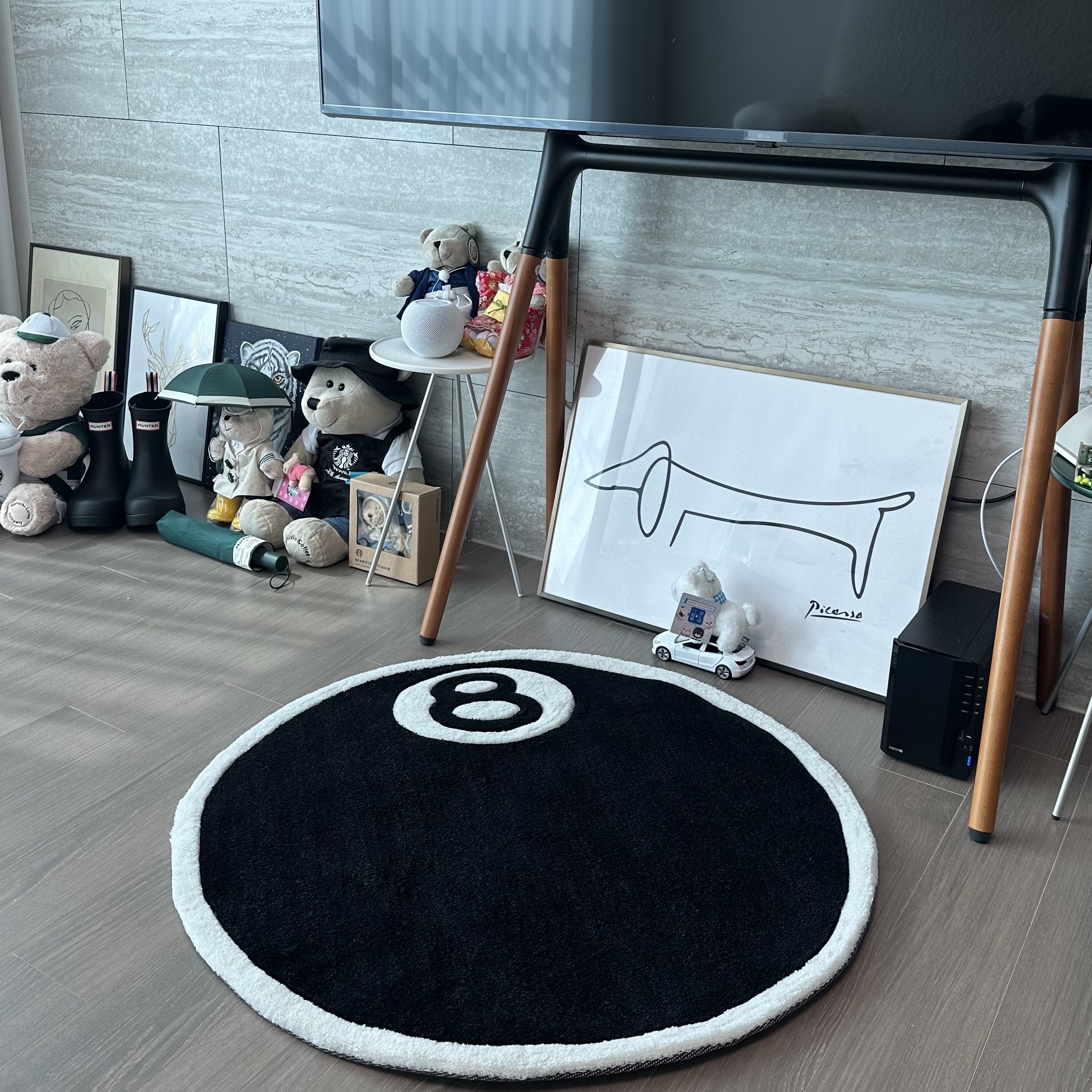 Stussy 8 Ball Rug Black 착용 스타일