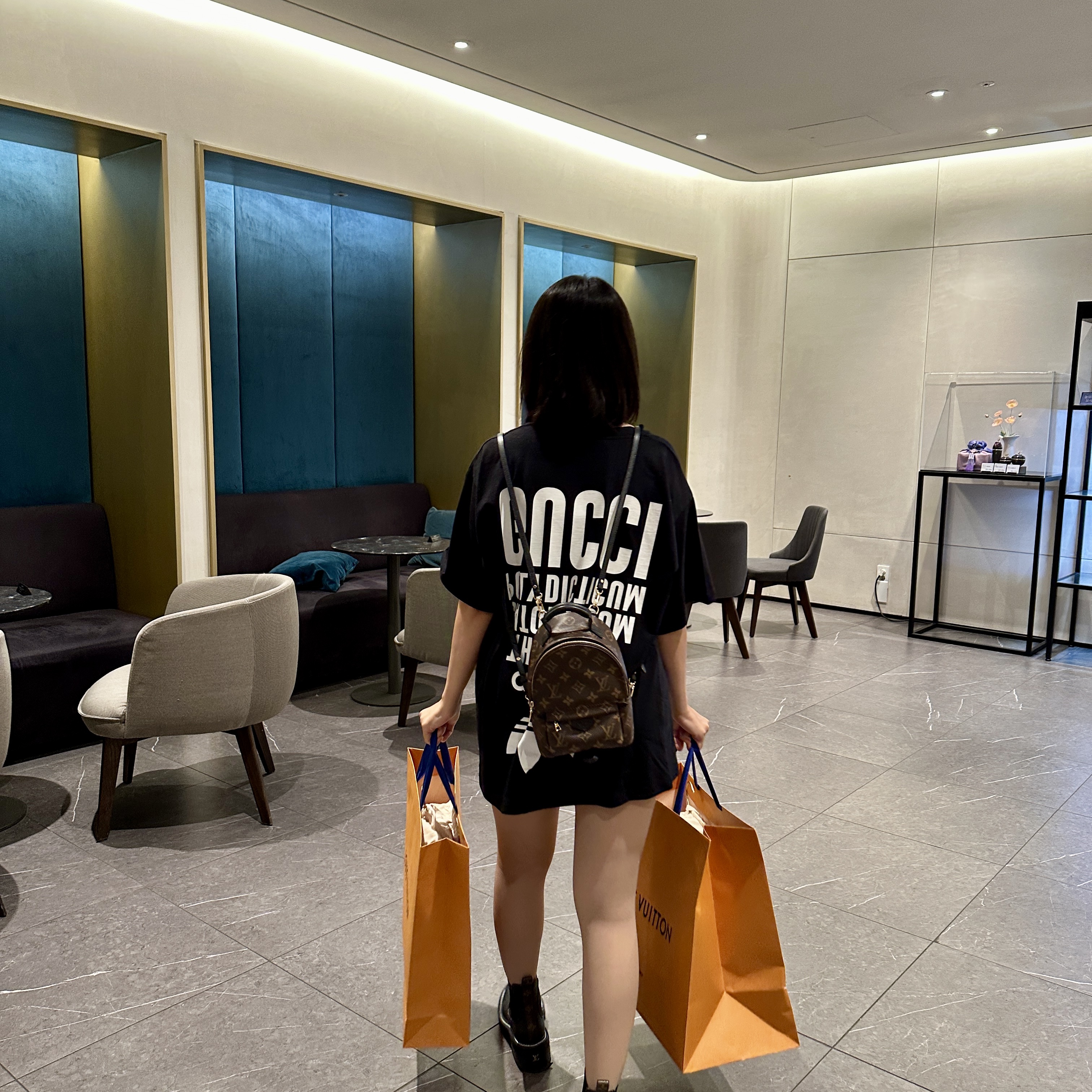Louis Vuitton Palm Springs Mini Backpack Monogram, Gucci x Adidas Cotton Jersey T-Shirt Black 착용 스타일