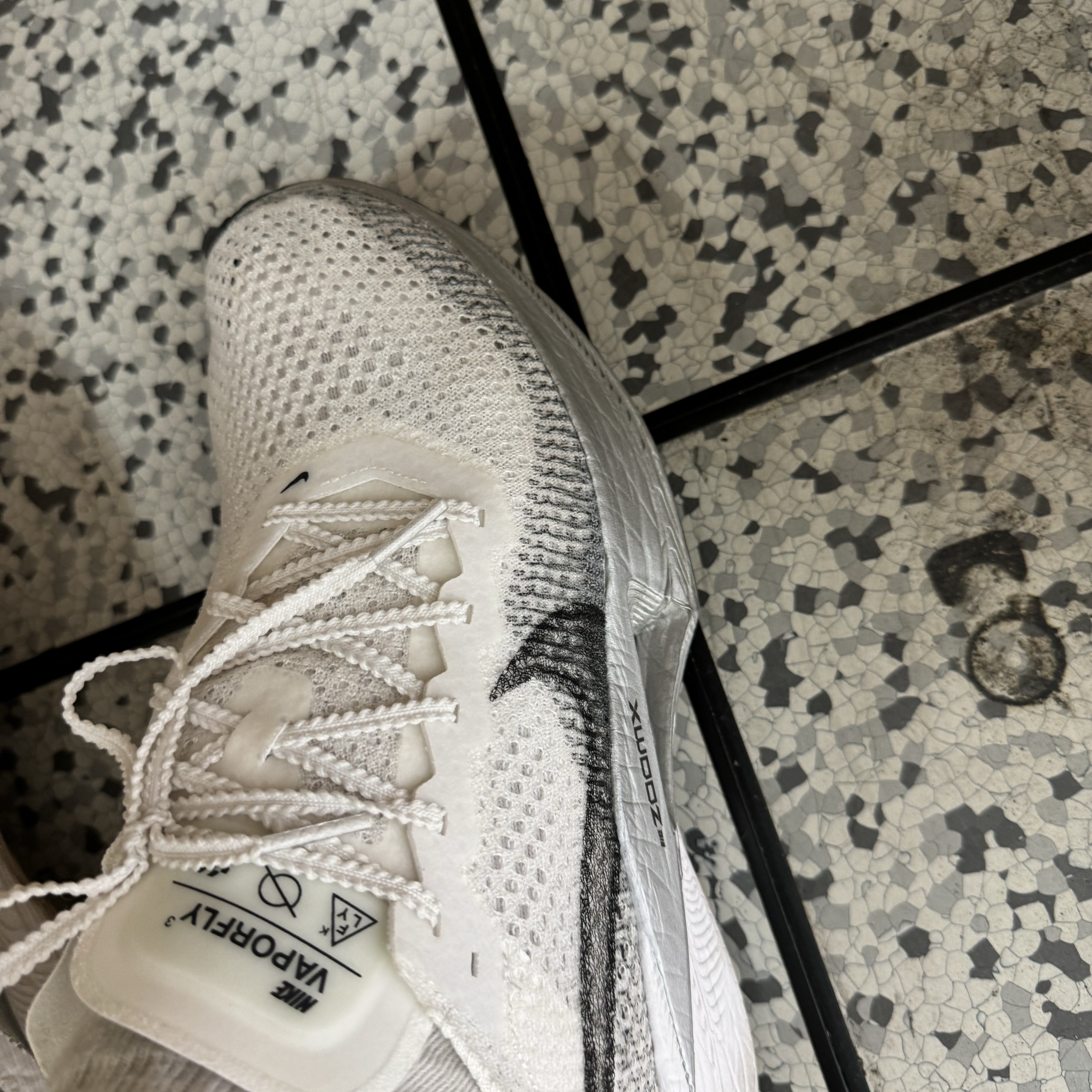 Nike ZoomX Vaporfly Next% 3 White Grey 착용 스타일 - 2