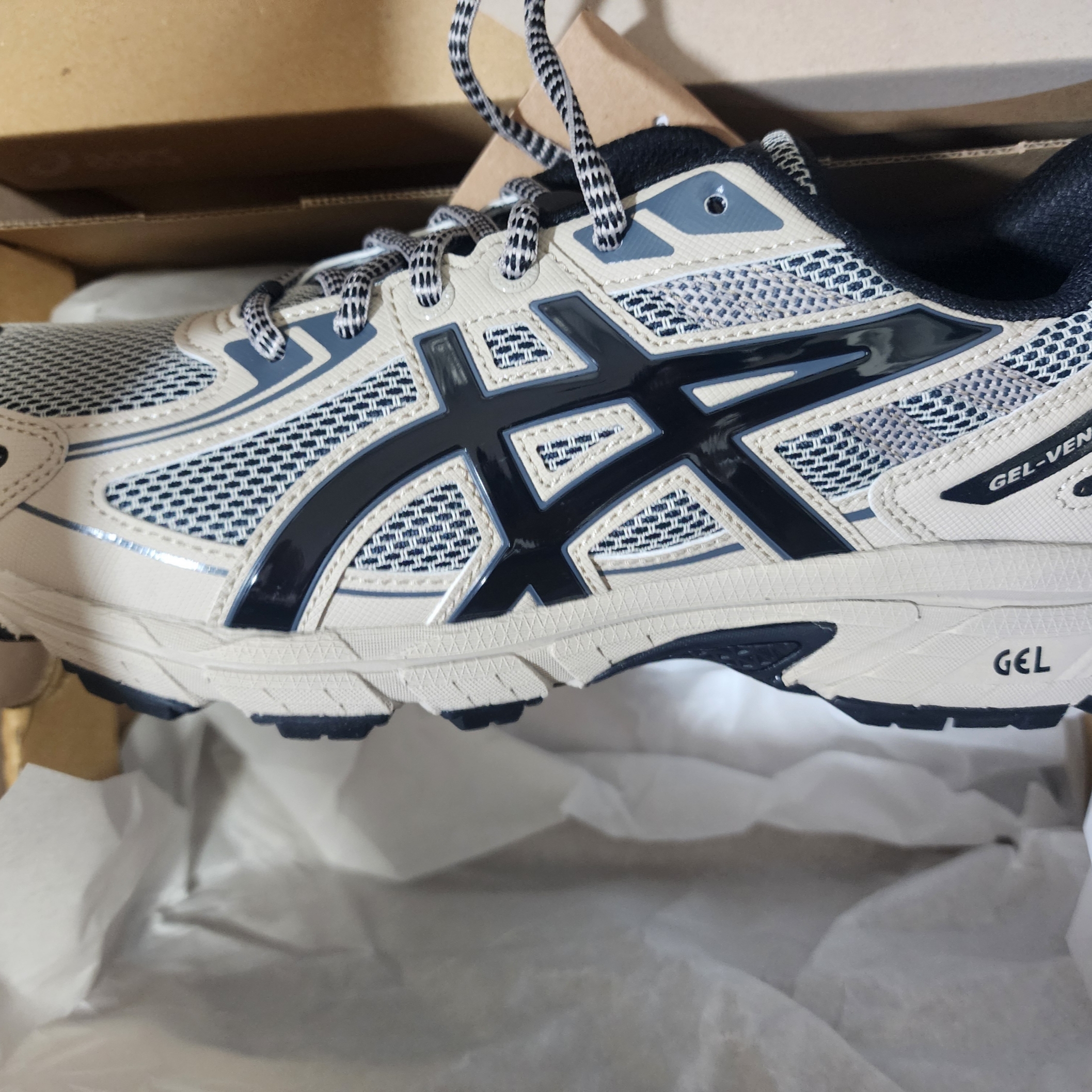 Asics Gel-Venture 6 Feather Grey Black 착용 스타일