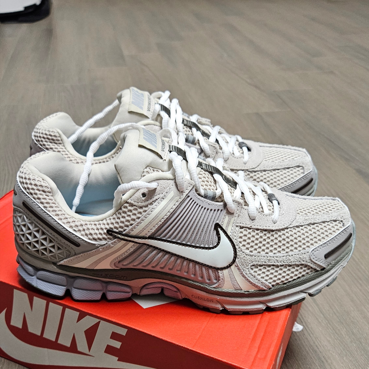 Nike Zoom Vomero 5 SE Light Orewood Brown 착용 스타일 - 3