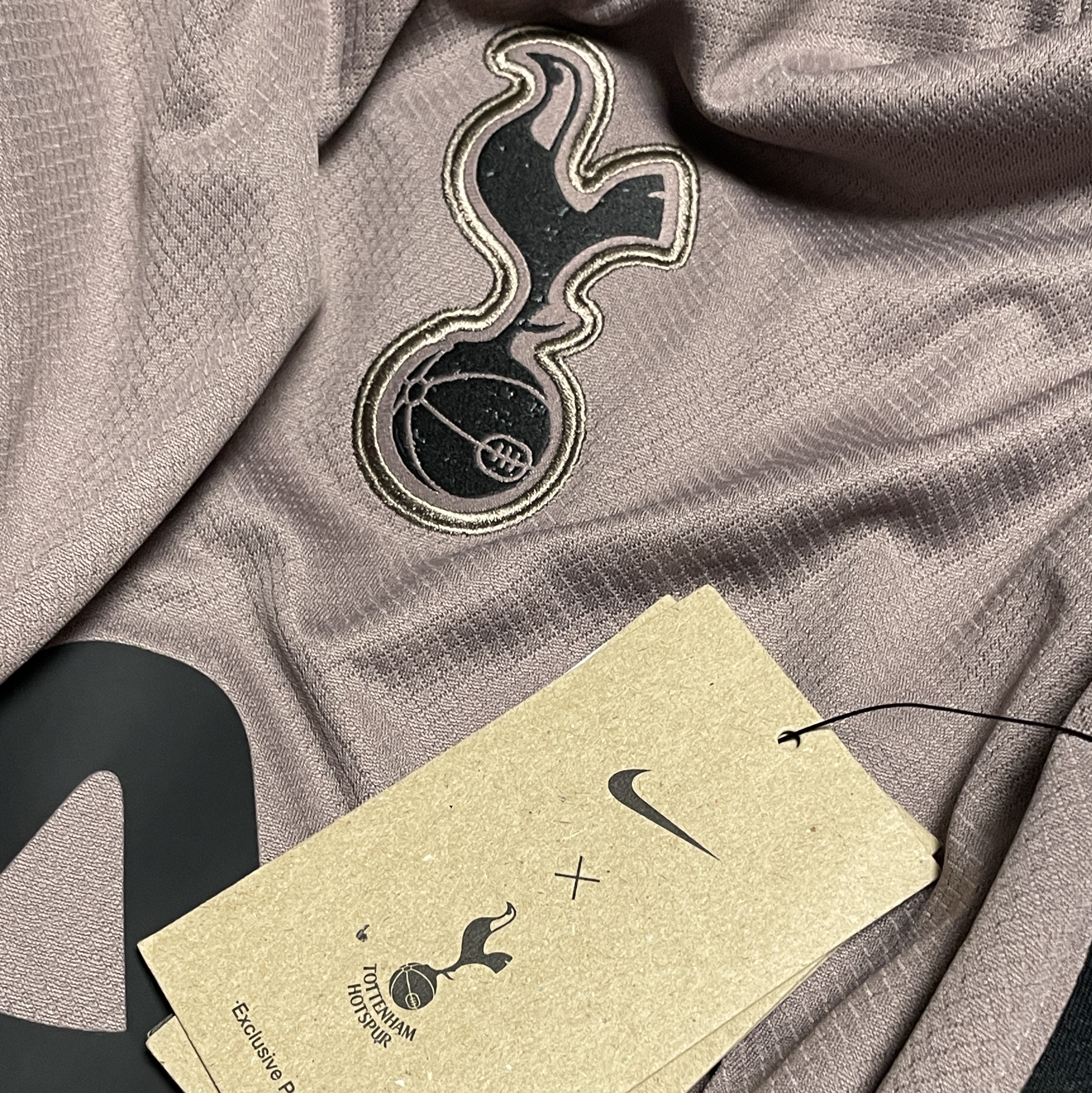 Nike Tottenham Hotspur 2023/24 Dri-Fit Stadium 3rd Jersey Taupe Haze (Non Marking Ver.) 착용 스타일