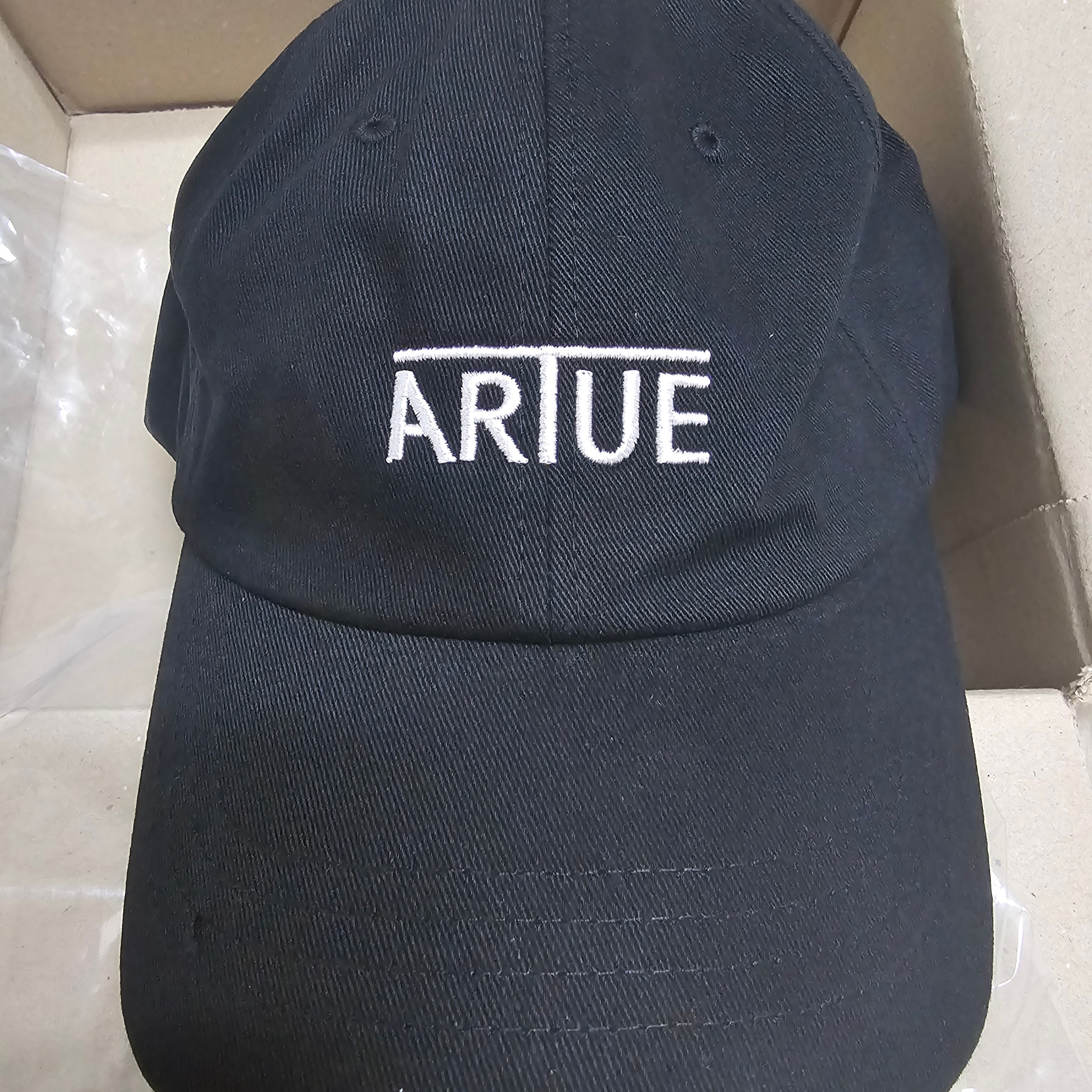 Artue Logo Ball Cap Black 착용 스타일 - 1