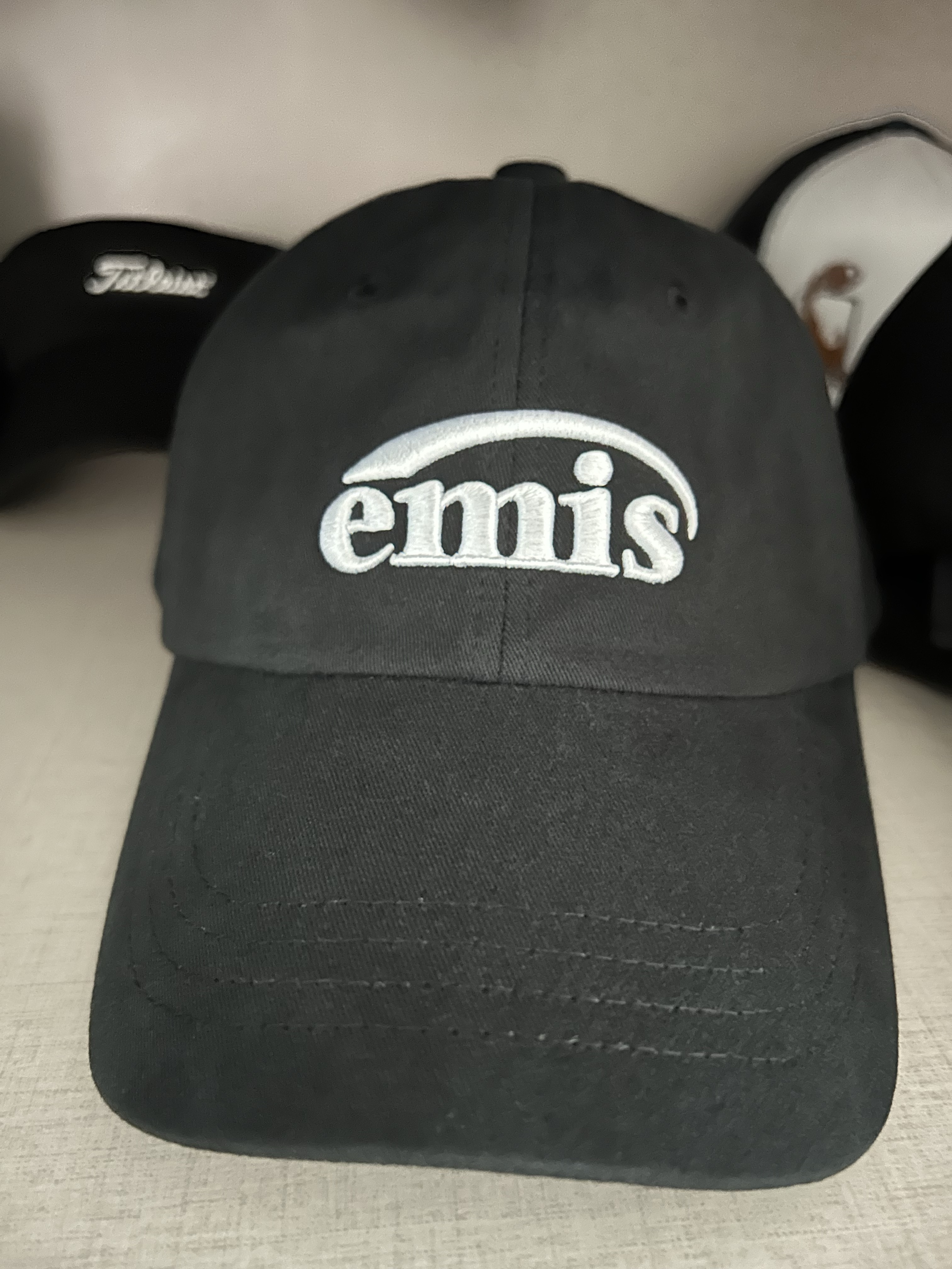 Emis New Logo Emis Cap Black 착용 스타일