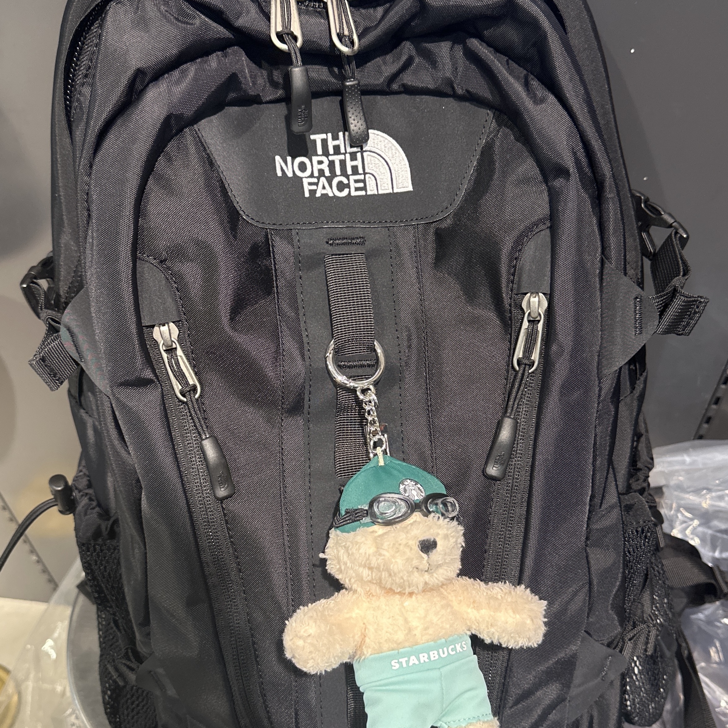 Starbucks Swimming Bearista Keychain, The North Face Big Shot Black 착용 스타일
