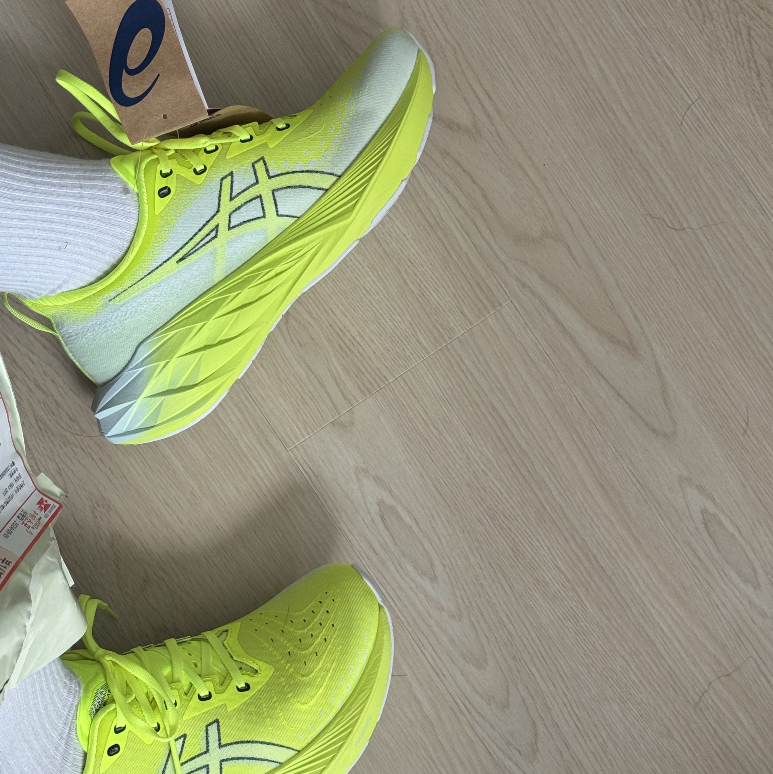 Asics Novablast 4 Safety Yellow Cool Grey 착용 스타일 - 1