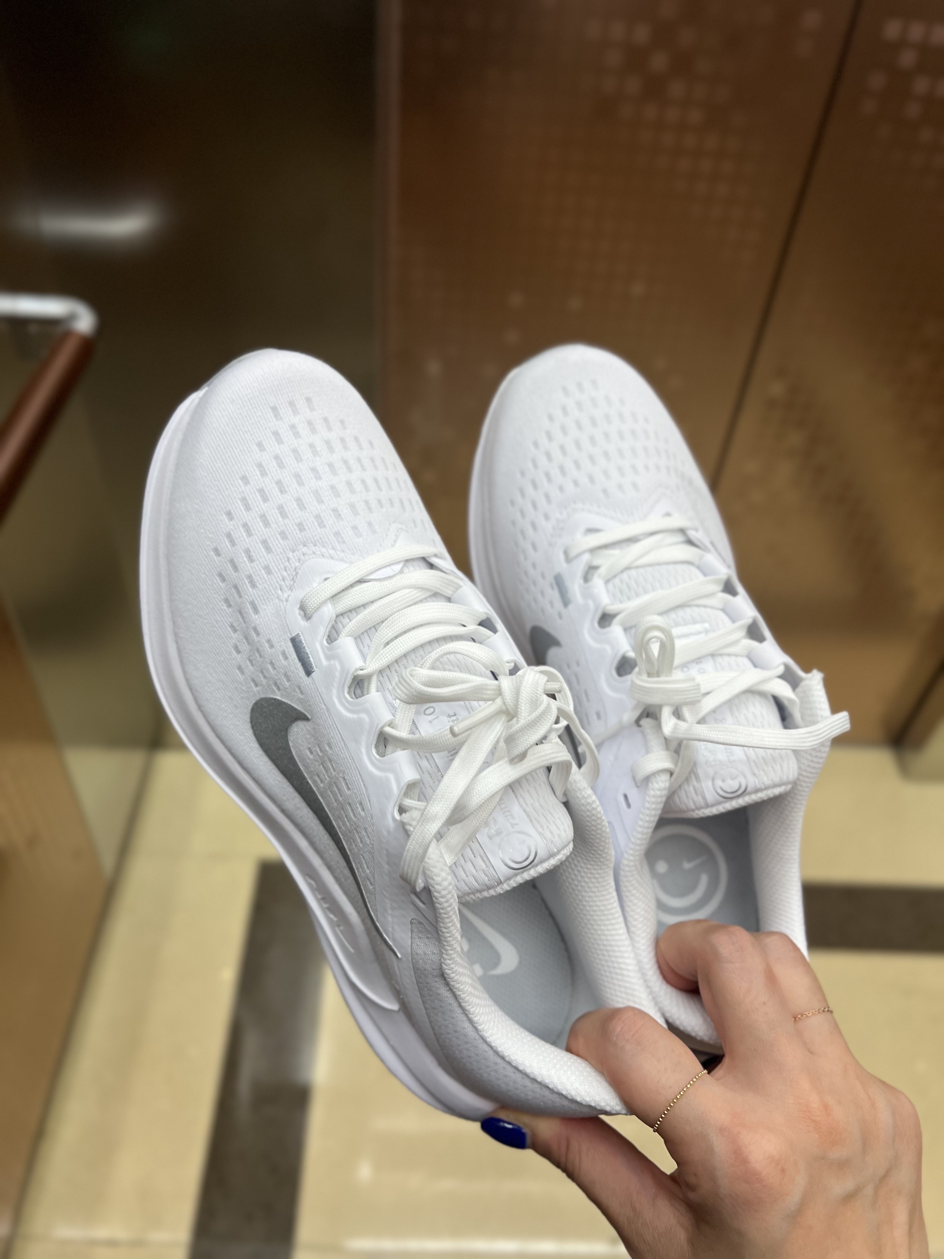 Nike Air Winflo 10 White Wolf Grey 착용 스타일 - 2