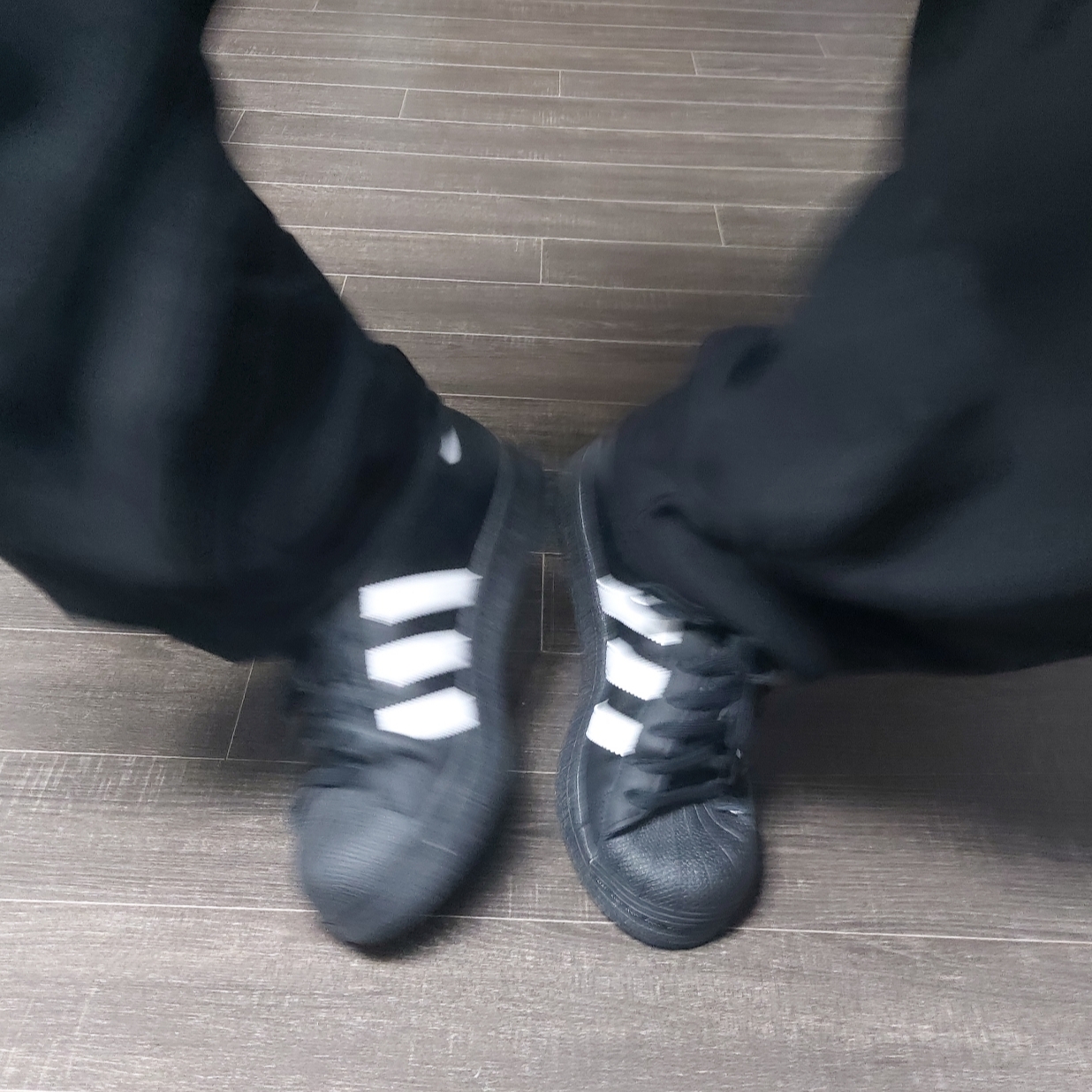 (J) Adidas Superstar Black White 착용 스타일