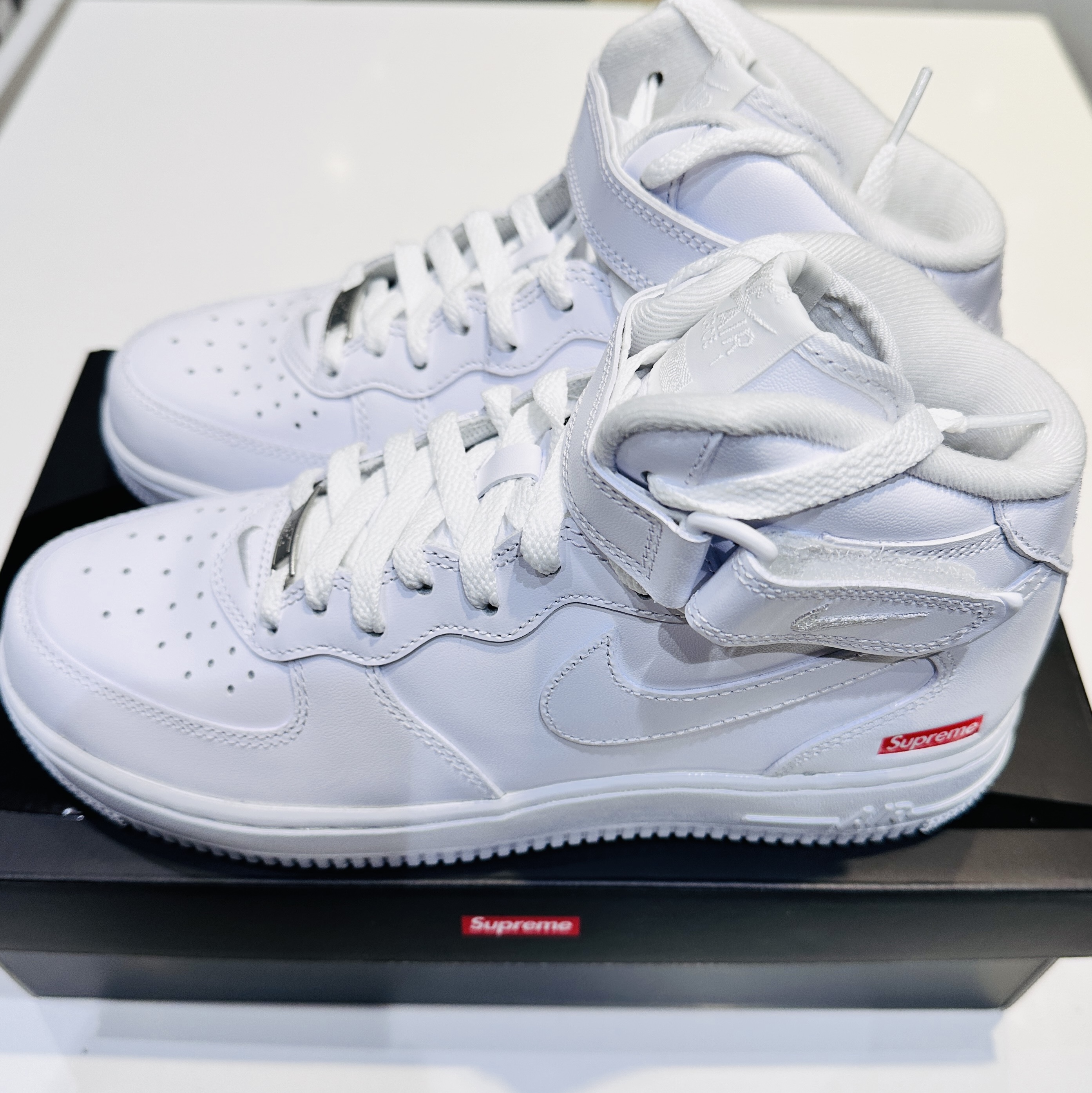 Nike x Supreme Air Force 1 Mid White 착용 스타일 - 2