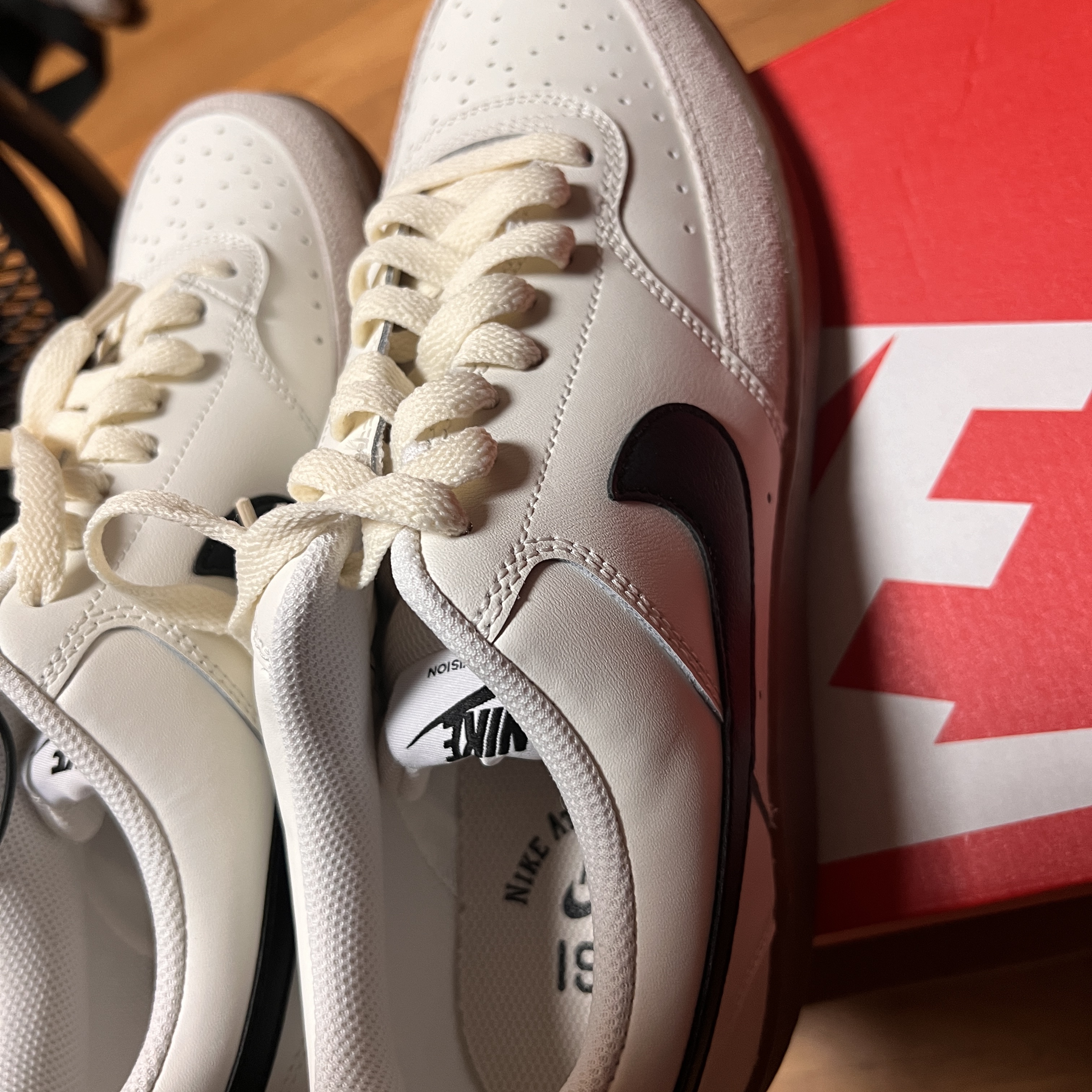 Nike Court Vision Low Sail Light Orewood Brown 착용 스타일 - 2