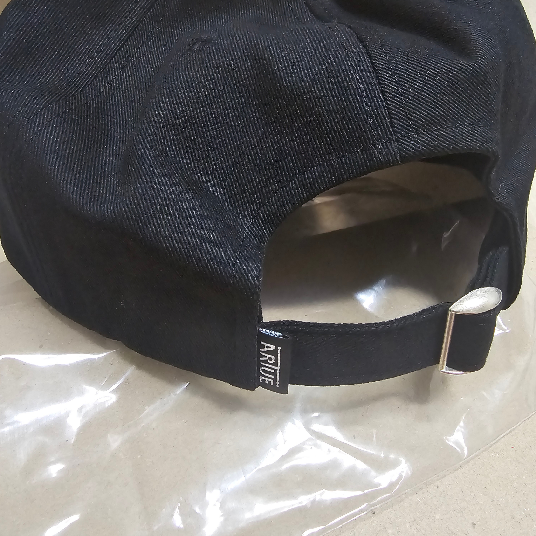 Artue Logo Ball Cap Black 착용 스타일 - 2