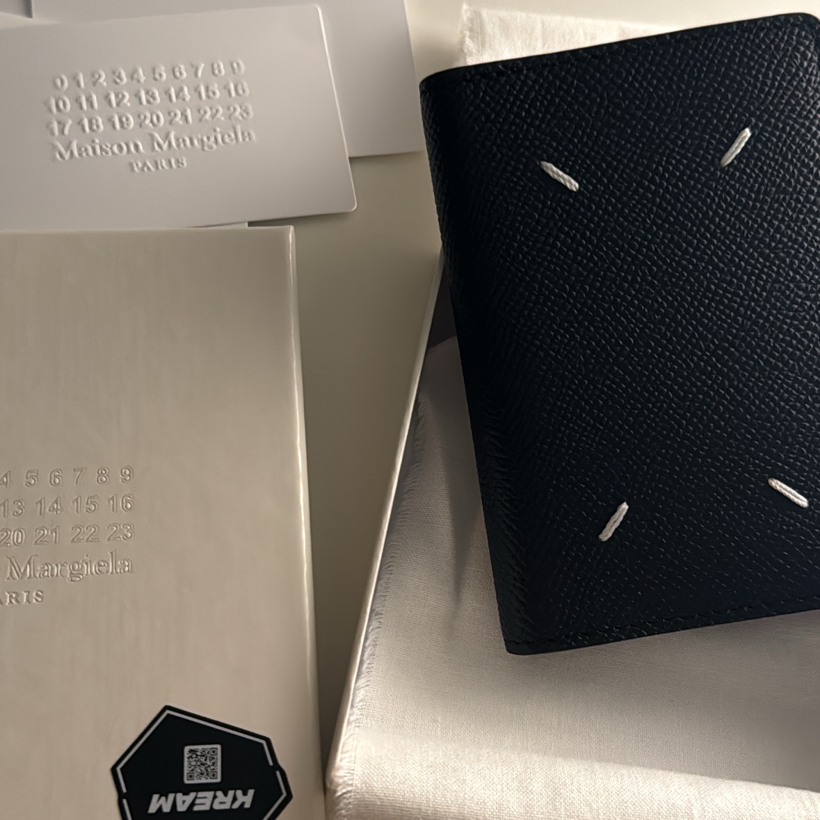Maison Margiela Leather Bi-Fold Card Holder Black 착용 스타일