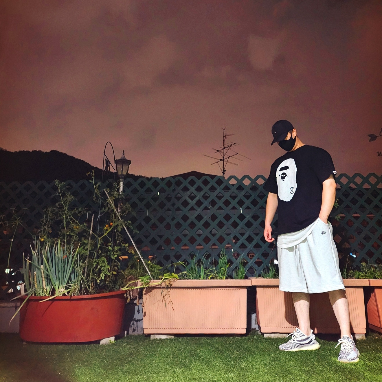 Yeezy Gap Engineered By Balenciaga Foldable Cap Black, BAPE Hexagram Big Ape Head T-Shirt Black 착용 스타일 - 1