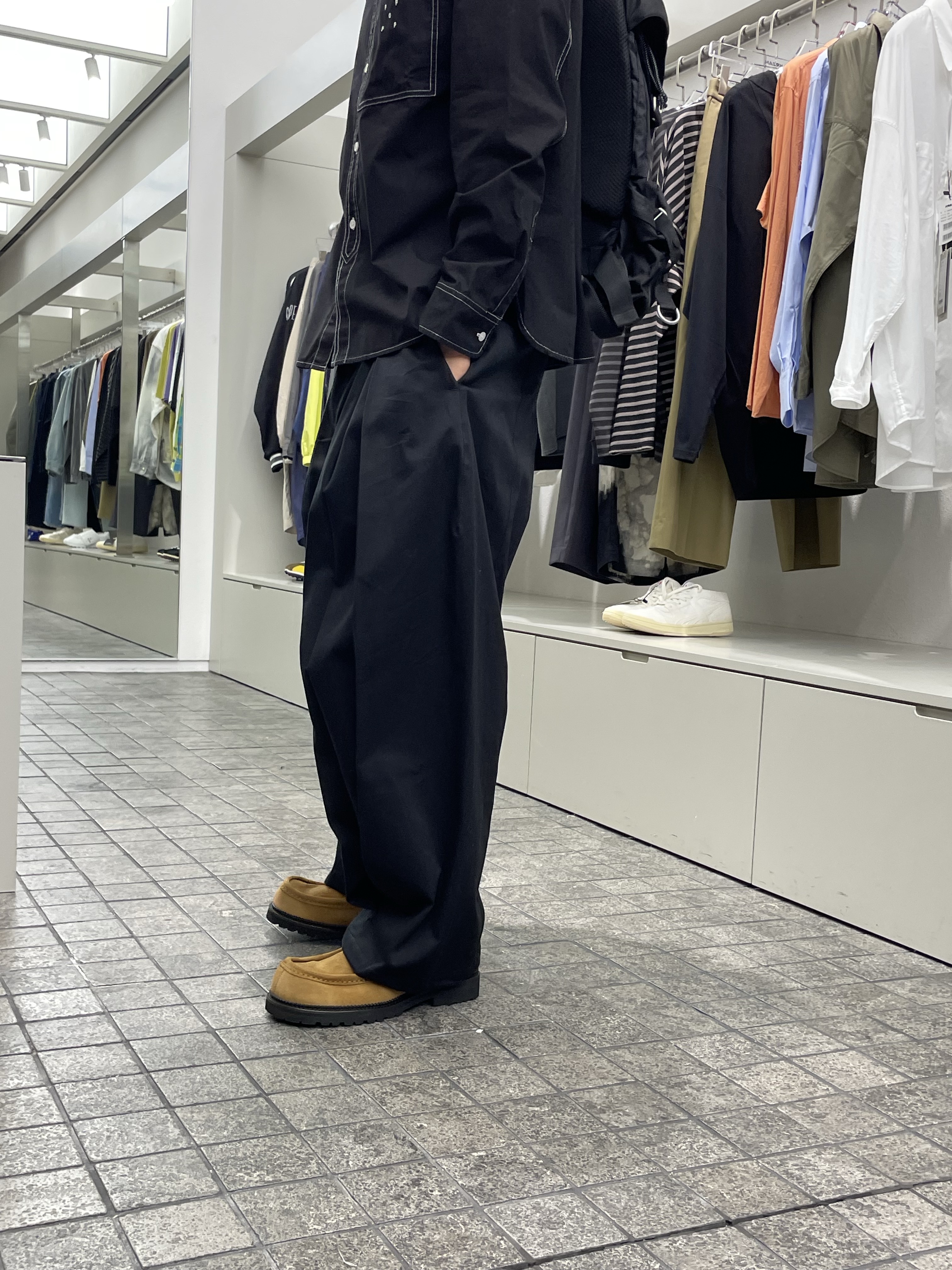 Toga Virilis AJ1356 Suede Brown - 24FW, Sage Nation Box Pleat Trouser Black - 24FW 착용 스타일 - 3