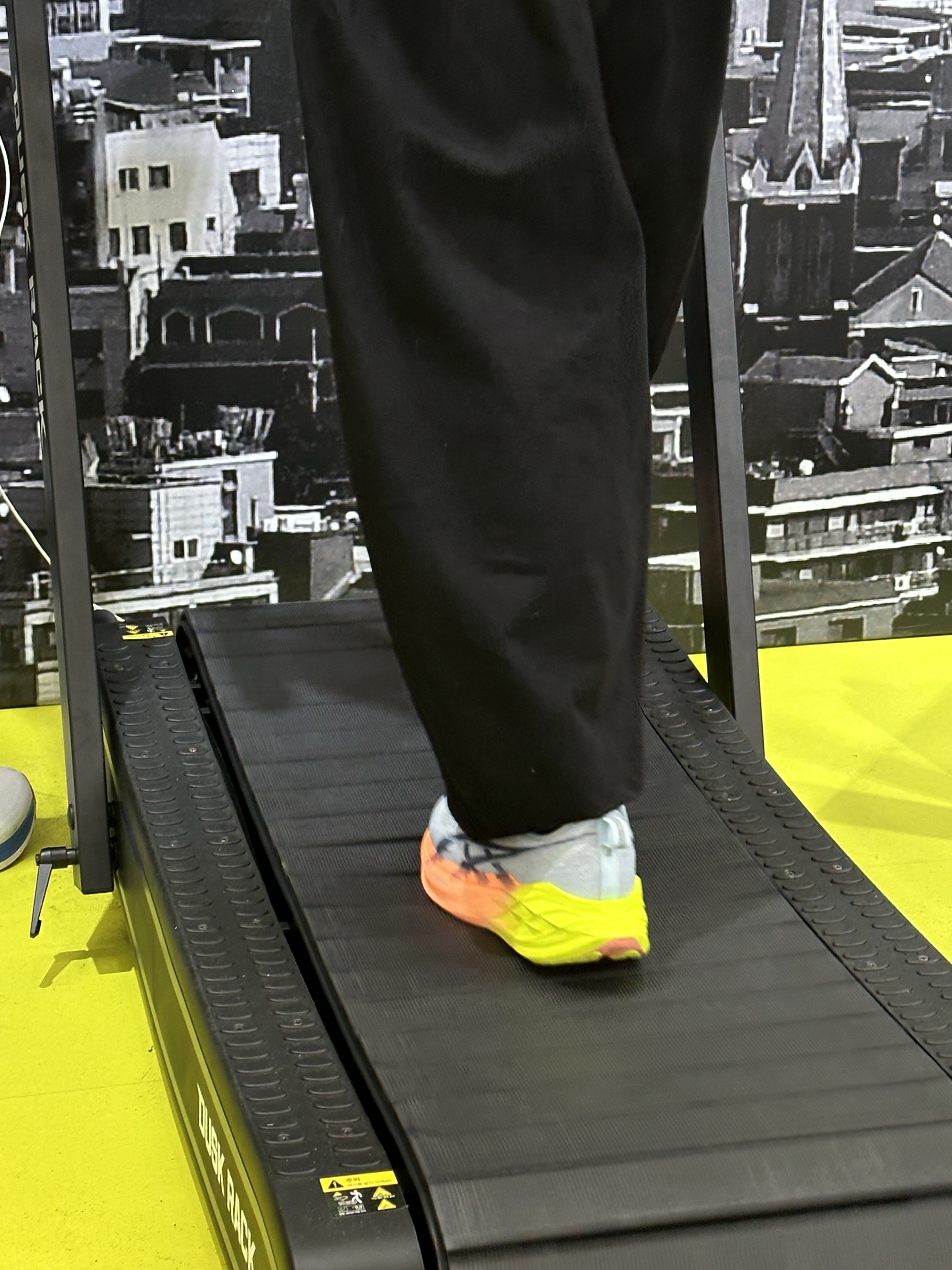 Asics Gel-Nimbus 10.1 Ocean Haze Pure Silver, Asics Metaspeed Edge Paris Safety Yellow Black 착용 스타일 - 4