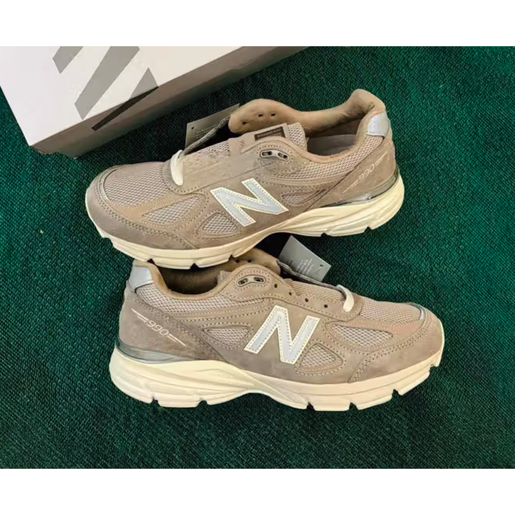 New Balance x Kith 101 990v4 Made in USA Moonrock 착용 스타일 - 2