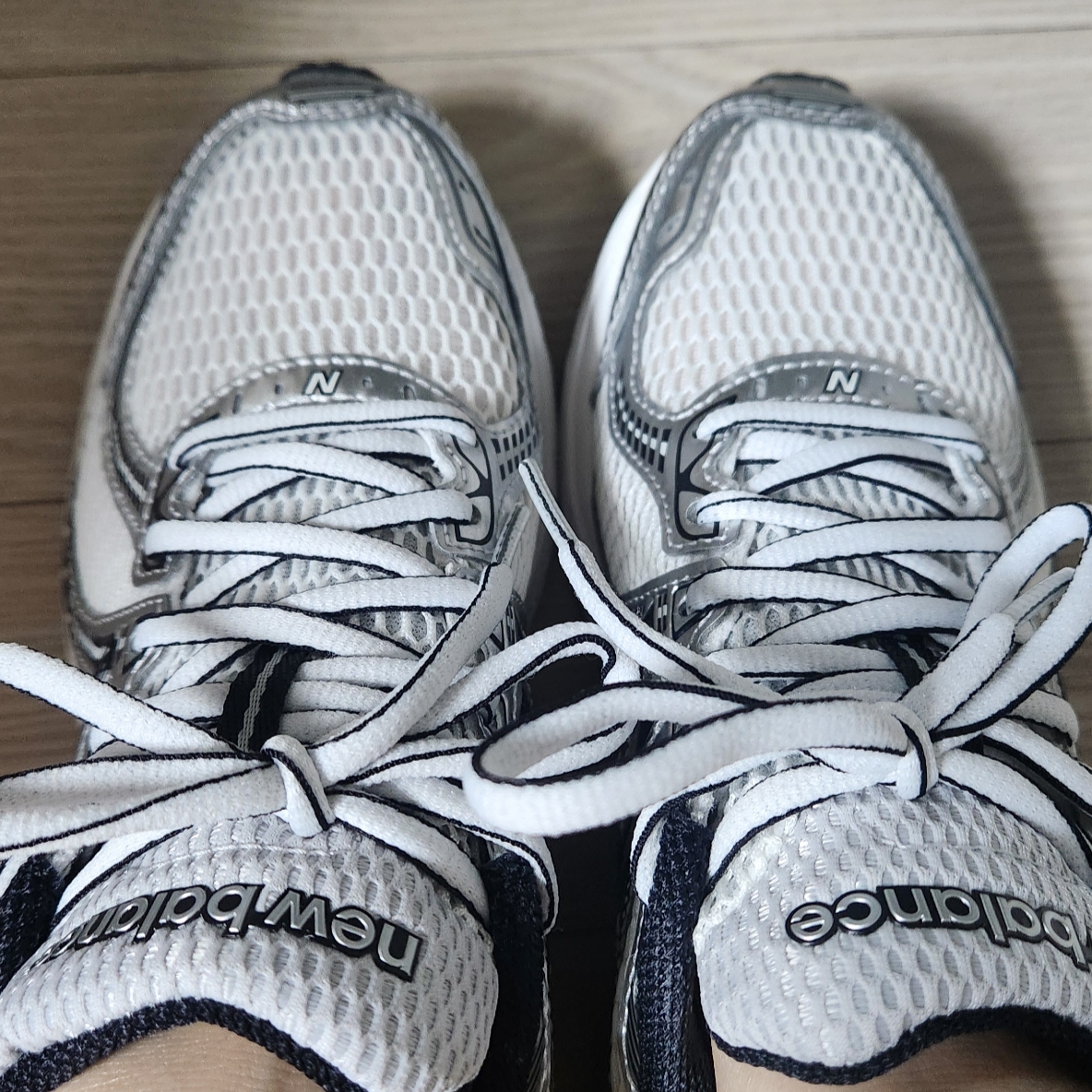 New Balance 860v2 White Black 착용 스타일 - 1
