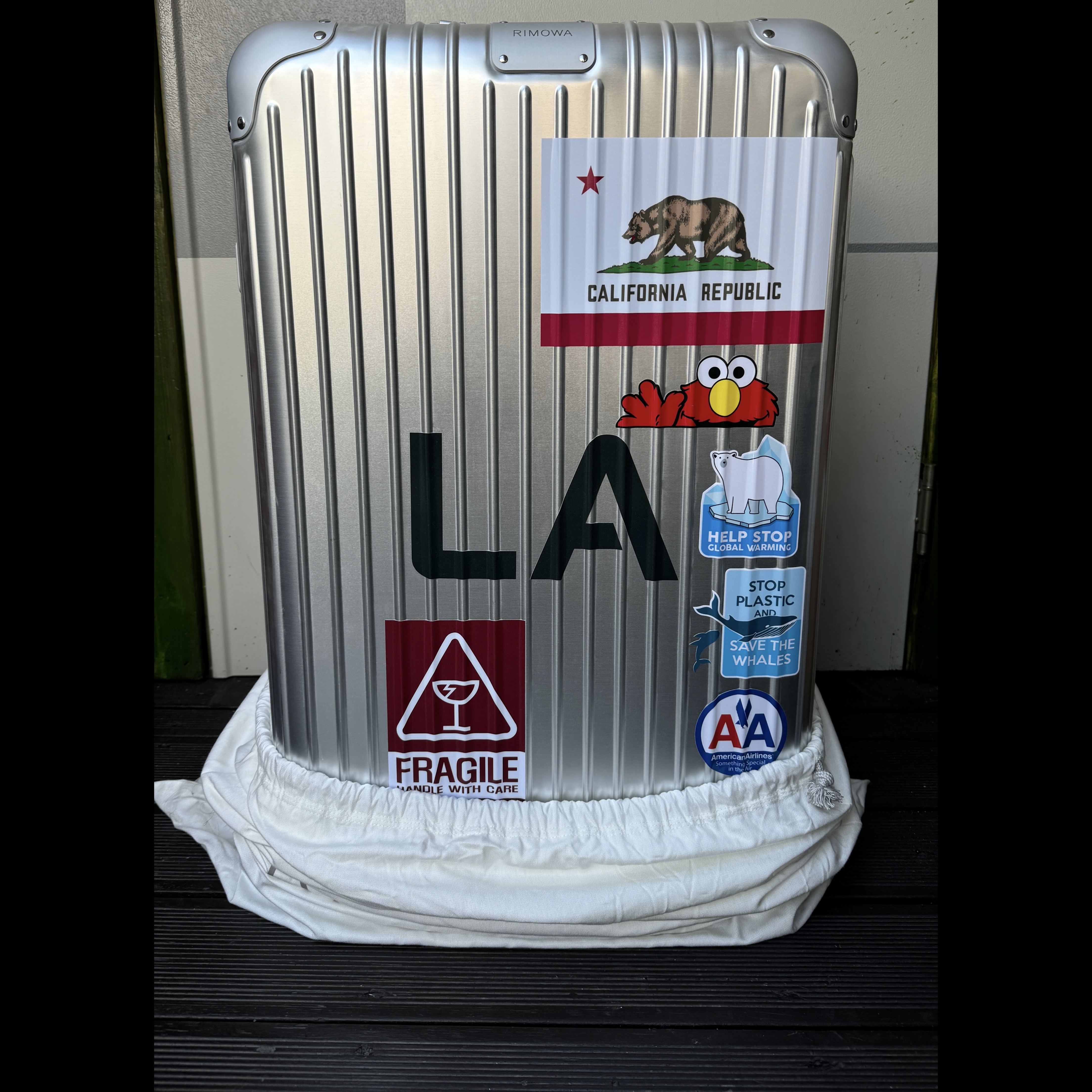 Rimowa Original Check-In Medium Aluminium Suitcase Silver 착용 스타일