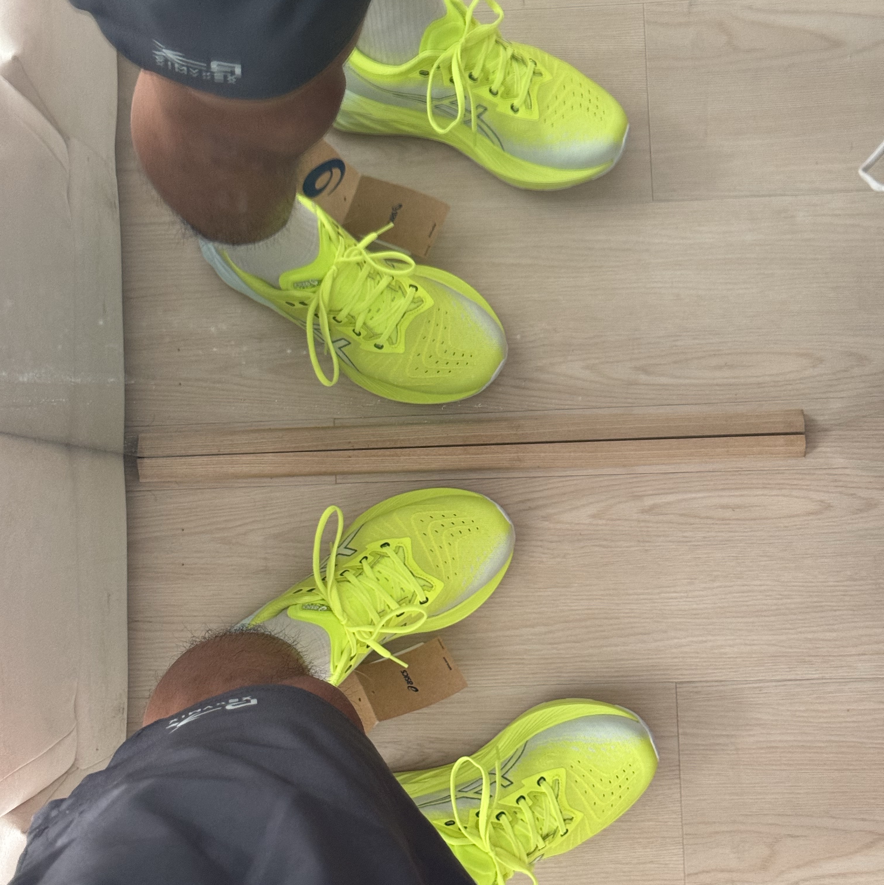 Asics Novablast 4 Safety Yellow Cool Grey 착용 스타일 - 2