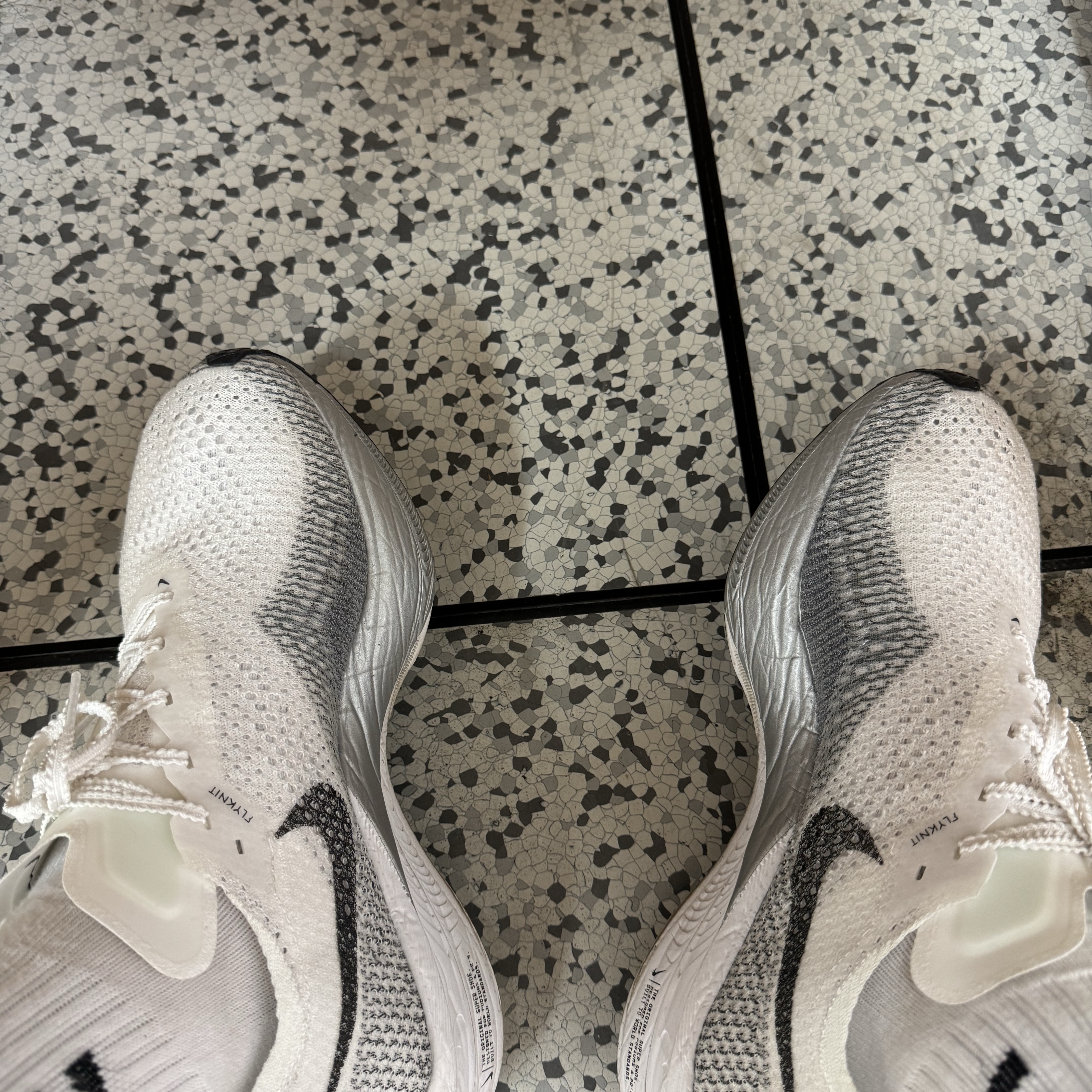Nike ZoomX Vaporfly Next% 3 White Grey 착용 스타일 - 1
