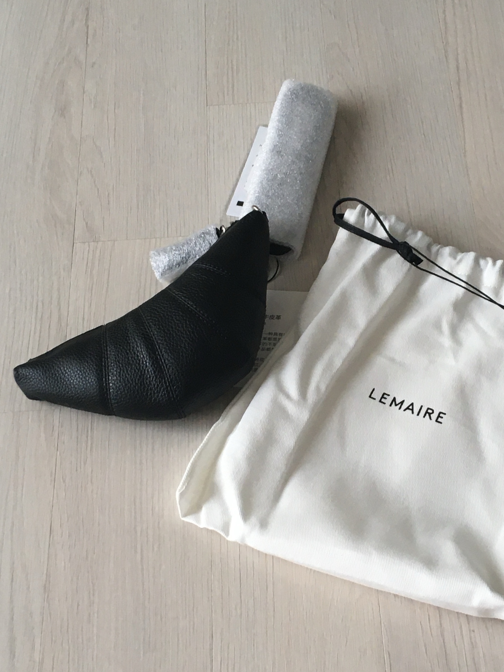 Lemaire Crossbody Croissant Coin Purse Soft Grained Leather Black 착용 스타일