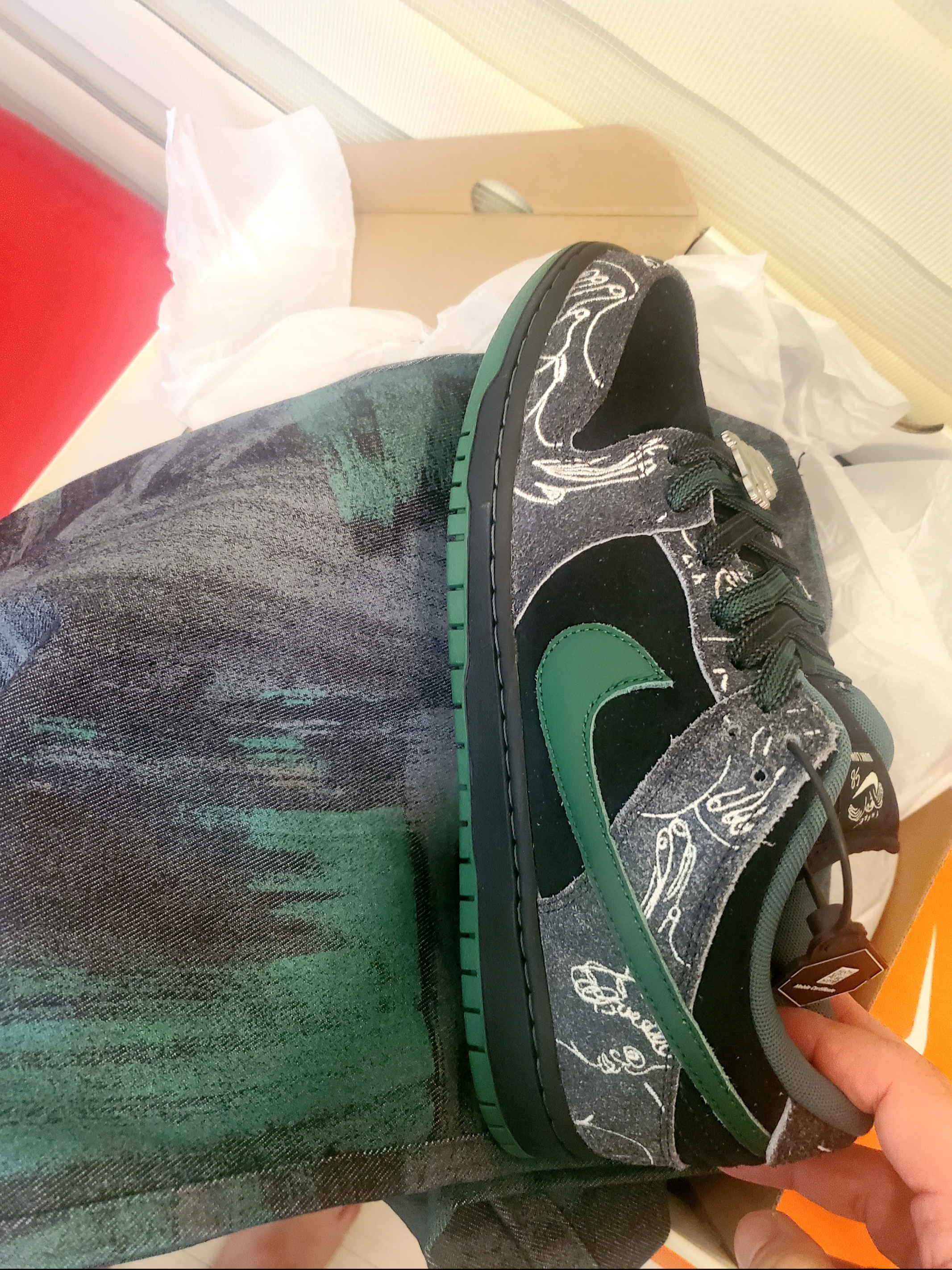 Nike x There SB Dunk Low Pro Anthracite and Gorge Green 착용 스타일