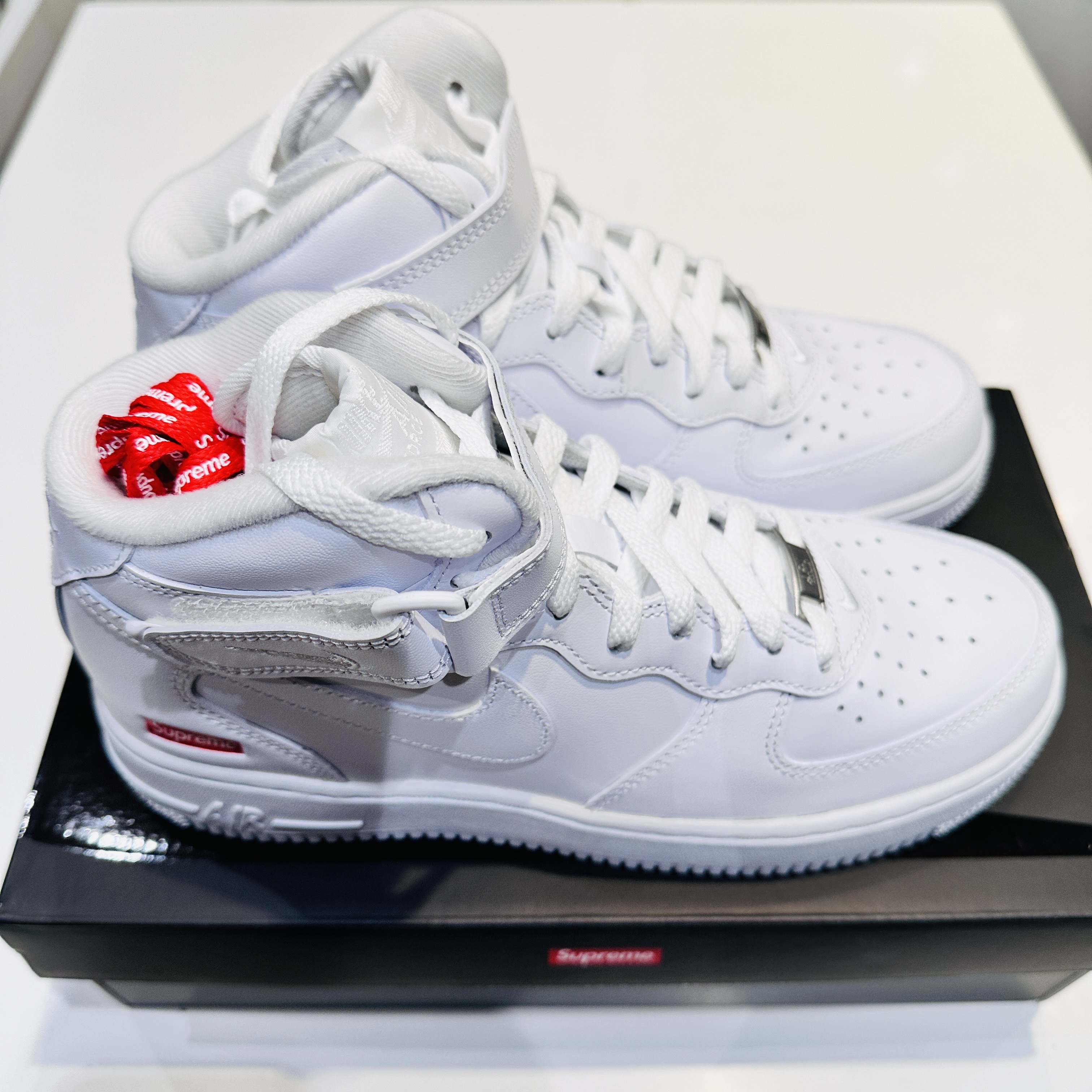Nike x Supreme Air Force 1 Mid White 착용 스타일 - 4