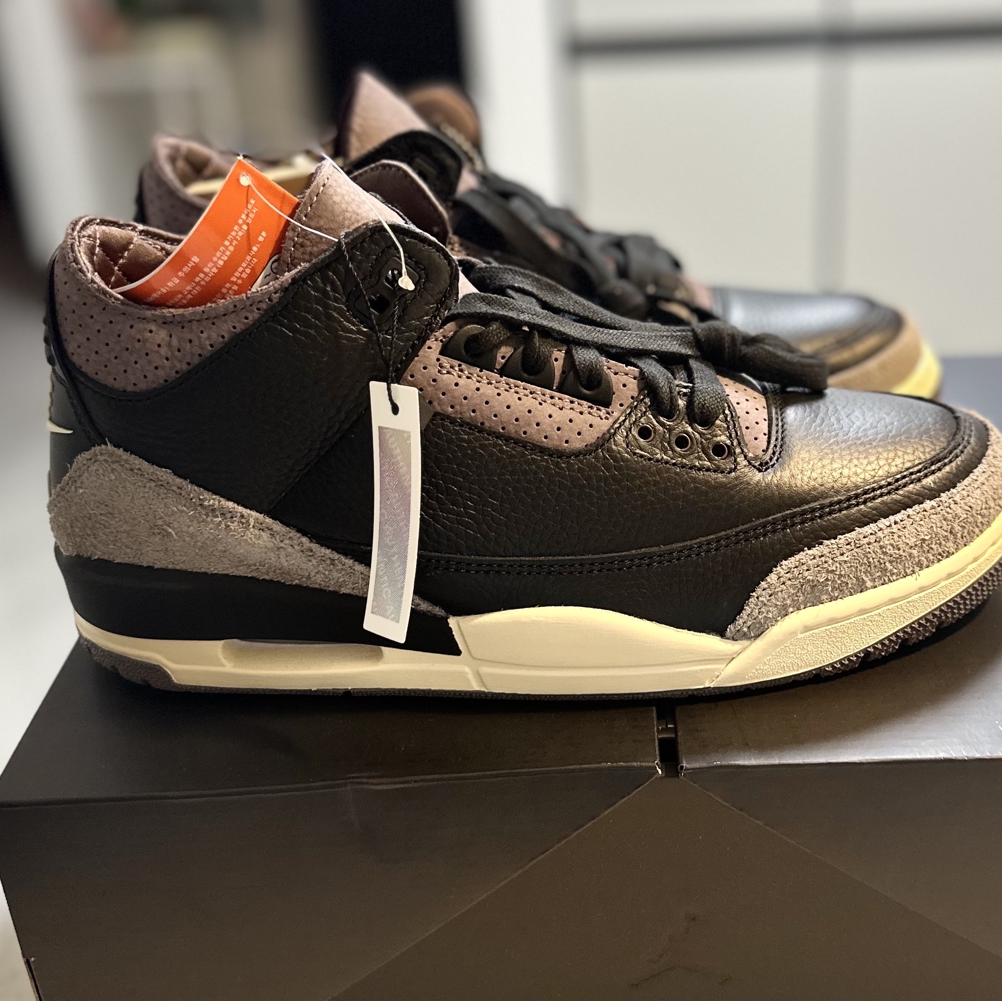 (W) Jordan 3 x A Ma Maniere Retro OG SP Black and Flat Pewter 착용 스타일 - 3