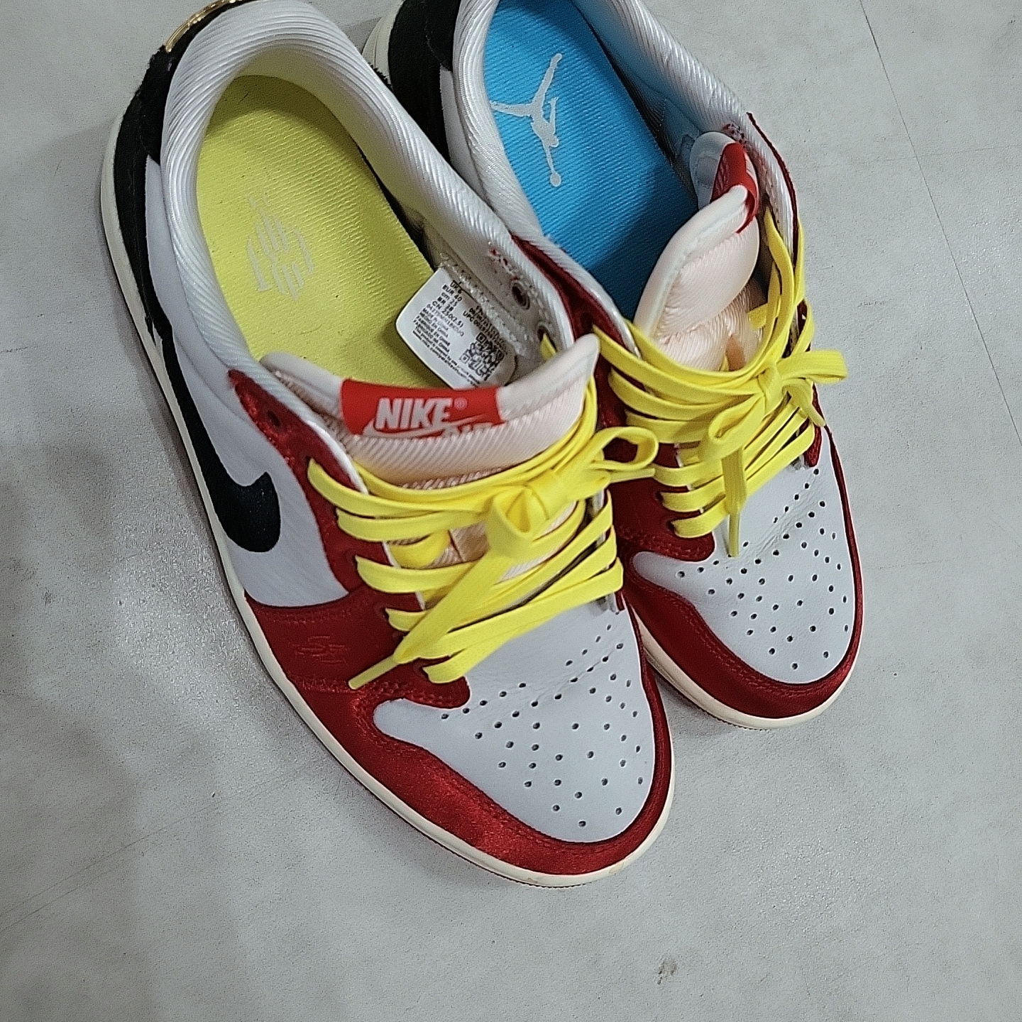 Jordan 1 x Trophy Room Retro Low OG SP Sail Varsity Red 착용 스타일 - 3