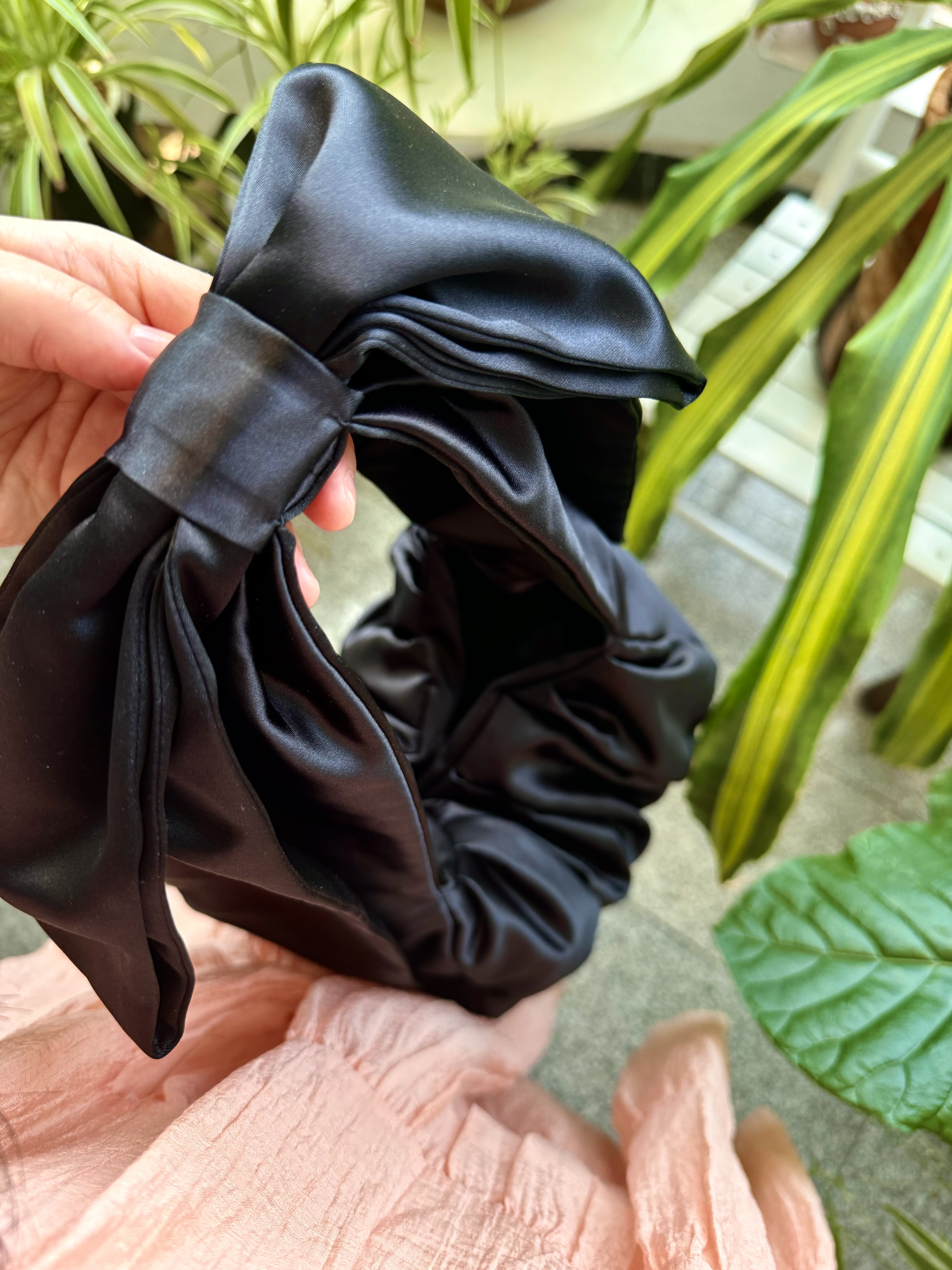 & Other Stories Large Satin Bow Bag Black, Nff Color Parts Ring Glitter White 착용 스타일 - 9