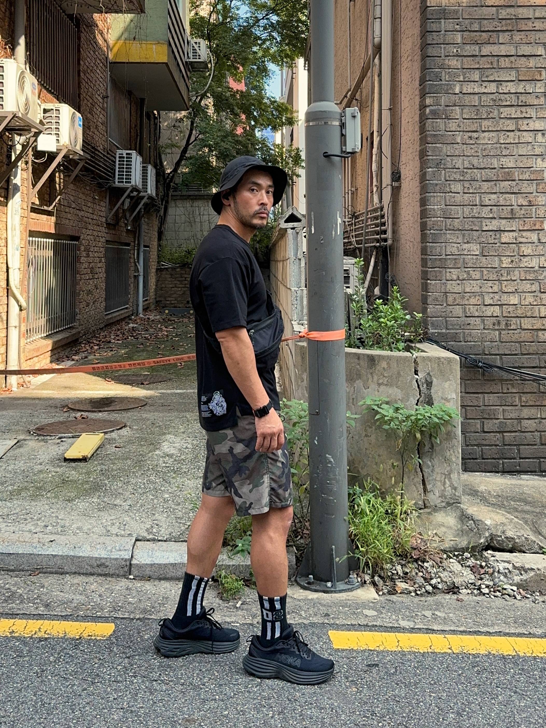 Hoka Bondi 8 Wide Black - 24SS 착용 스타일 - 1