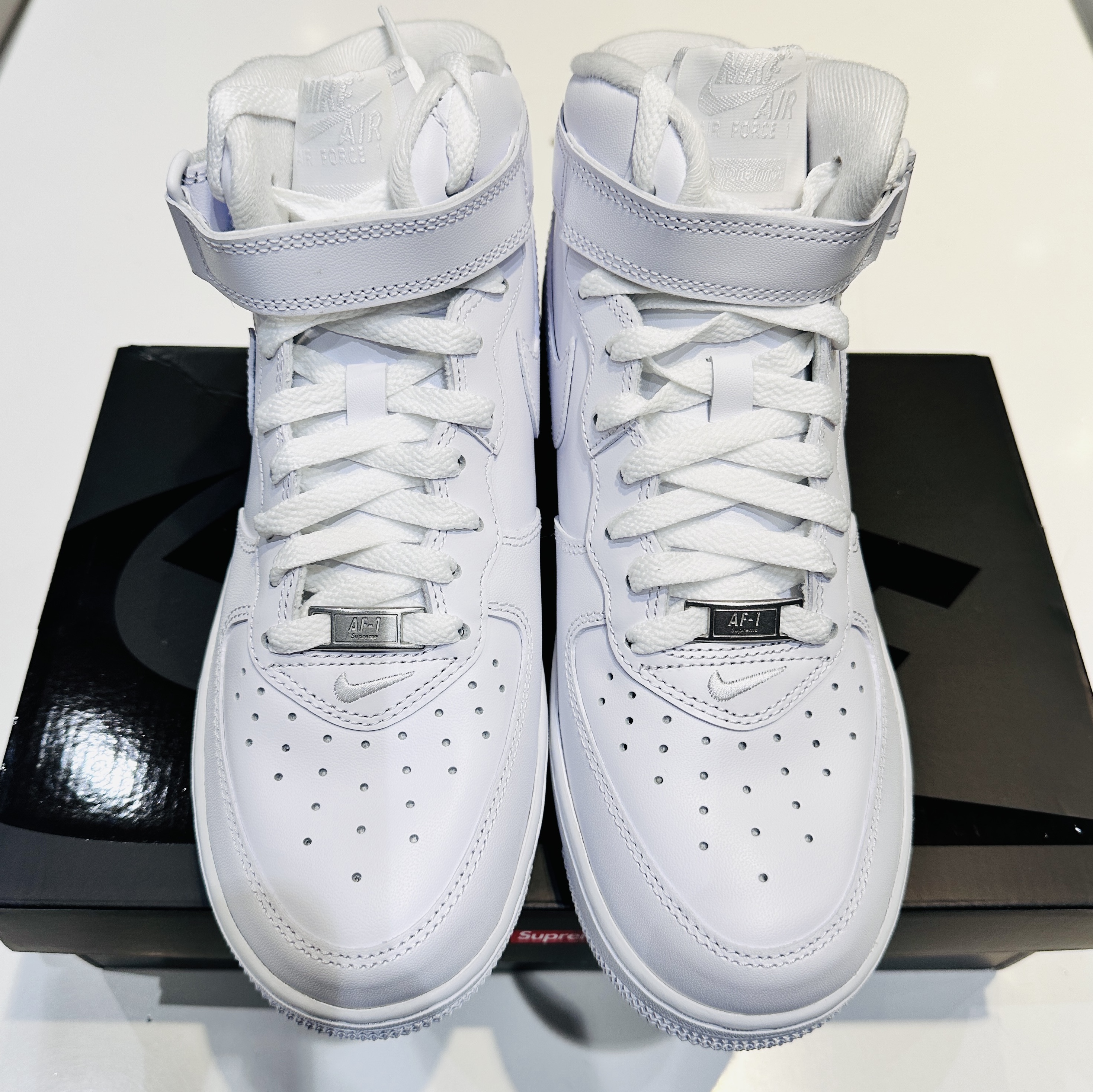 Nike x Supreme Air Force 1 Mid White 착용 스타일 - 1